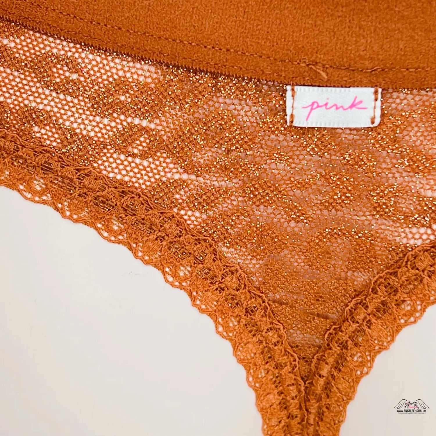 Světle hnědé tanga s jemným gepardím vzorem a růžovou značkou