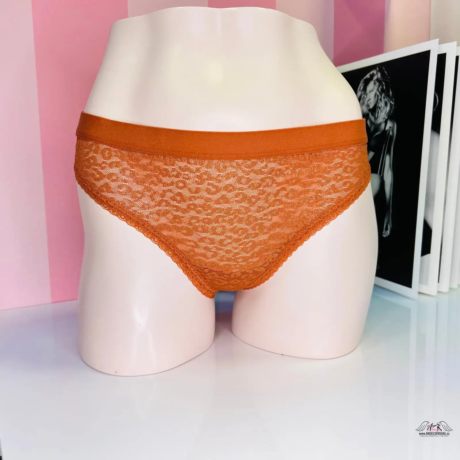 Oranžové krajkové světle hnědé tanga s jemným gepardím vzorem na figuríně