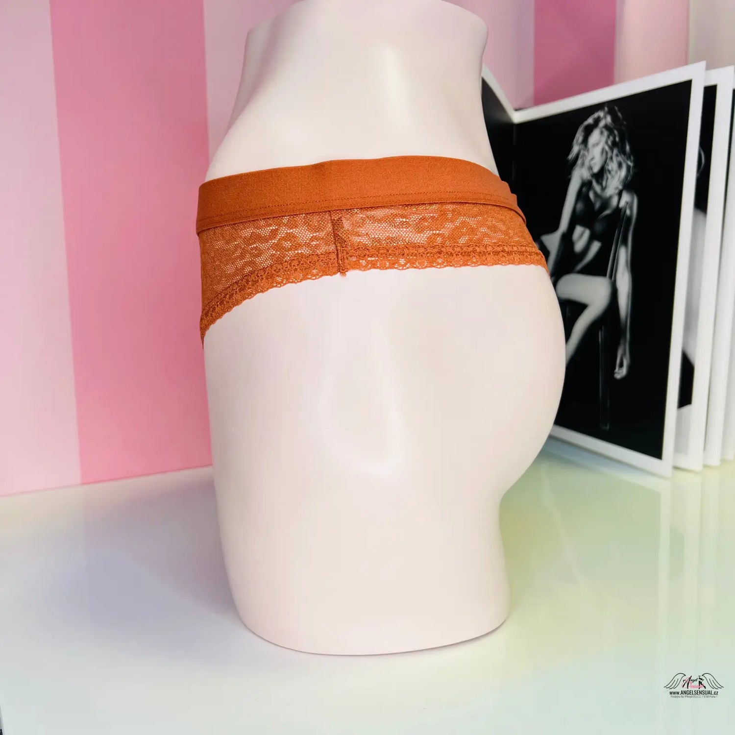 Oranžové krajkové světle hnědé tanga s jemným gepardím vzorem na bílé figuríně