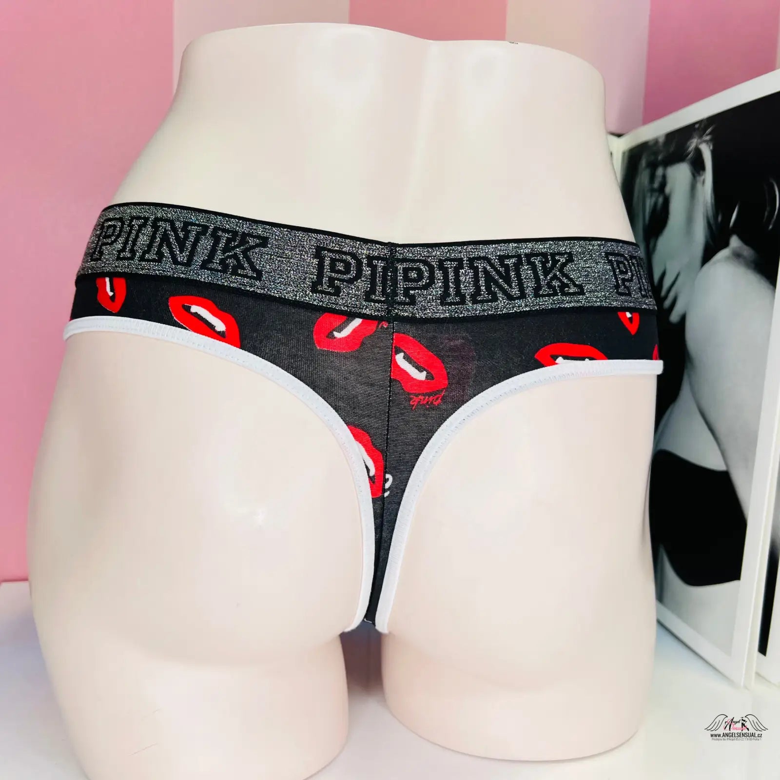 Bílá panna s černým a červeným potiskem na spodním prádle Victoria’s Secret Pink