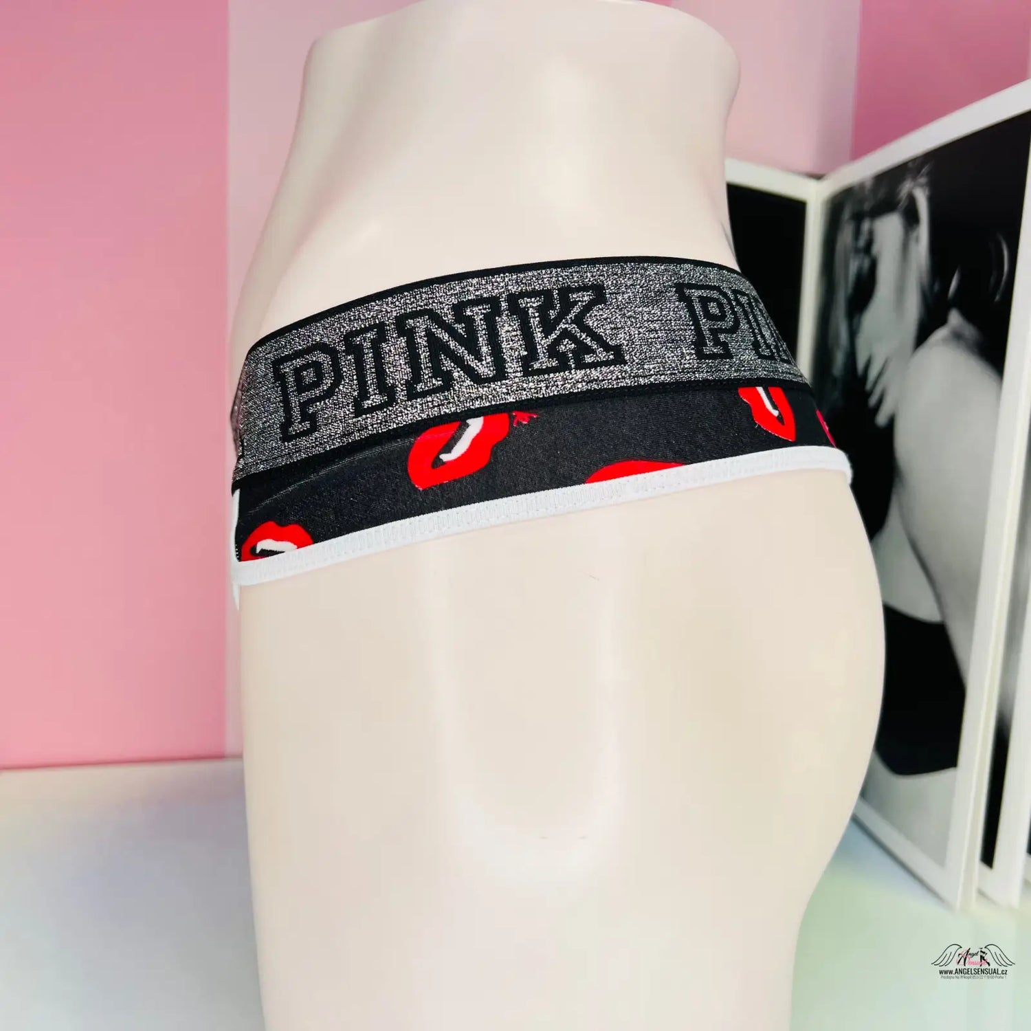 Detailní záběr mannequin hlavy s růžovým pozadím pro PINK Tanga Pusinky, victoria’s secret pink, spodního prádla