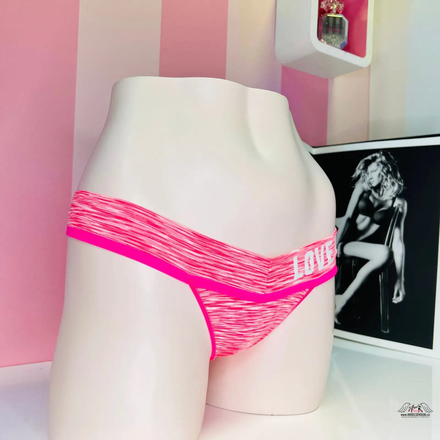 Svítivě růžové kalhotky PINK Tanga Růžové s bílými pruhy pro maximální komfort