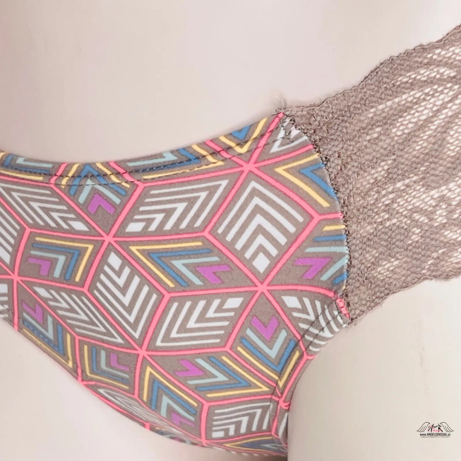 Barevné tanga s krajkovým lemem a nápisem Pink, ideální pro elegantní vzhled