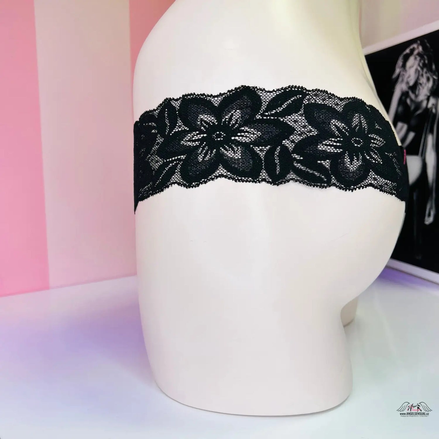 Černé krajkové spodní prádlo PINK Tanga s krajkou a velmi nízkou konstrukcí