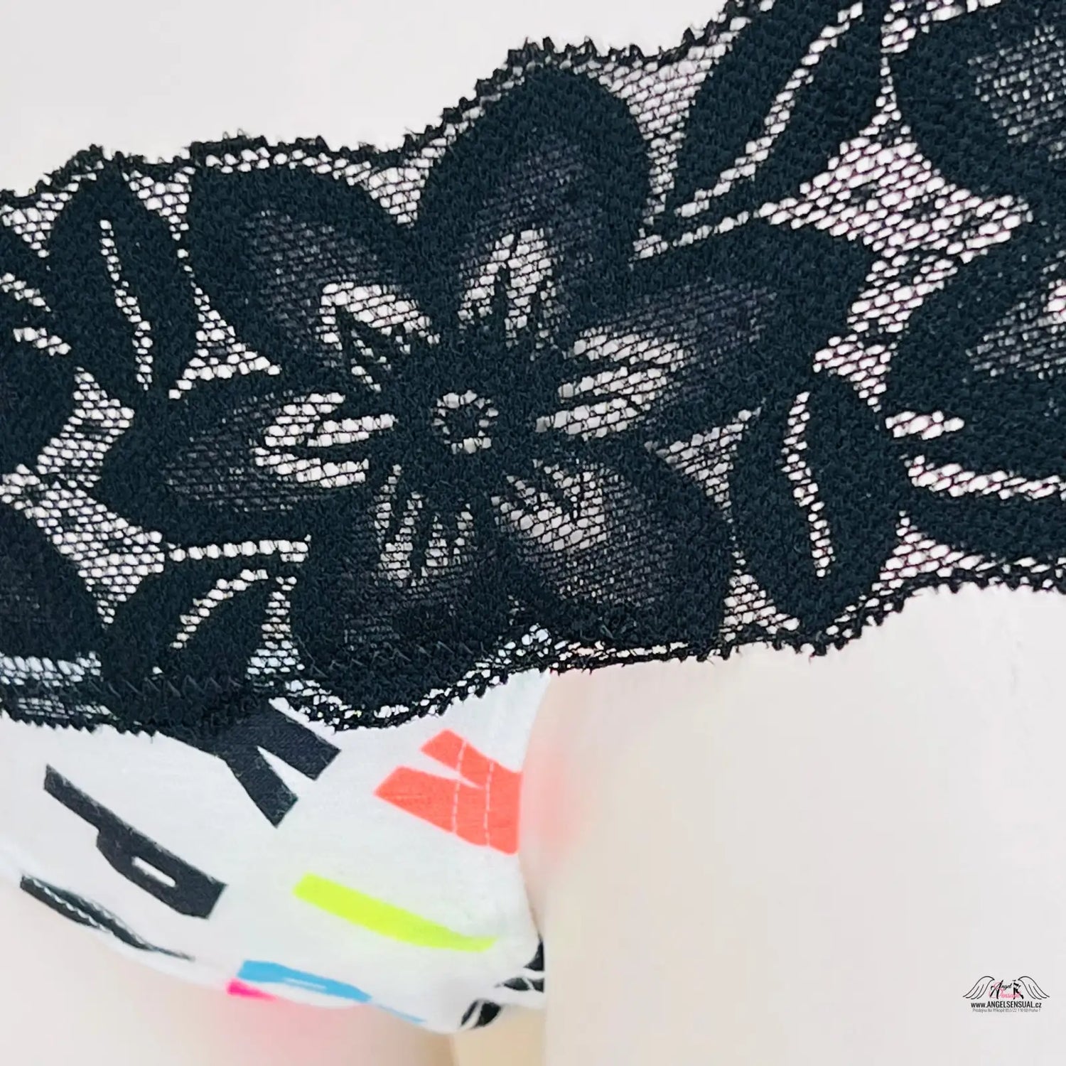 Floral black lace trim na PINK Tanga s Krajkou, velmi nízká tanga s širokou elastickou krajkou
