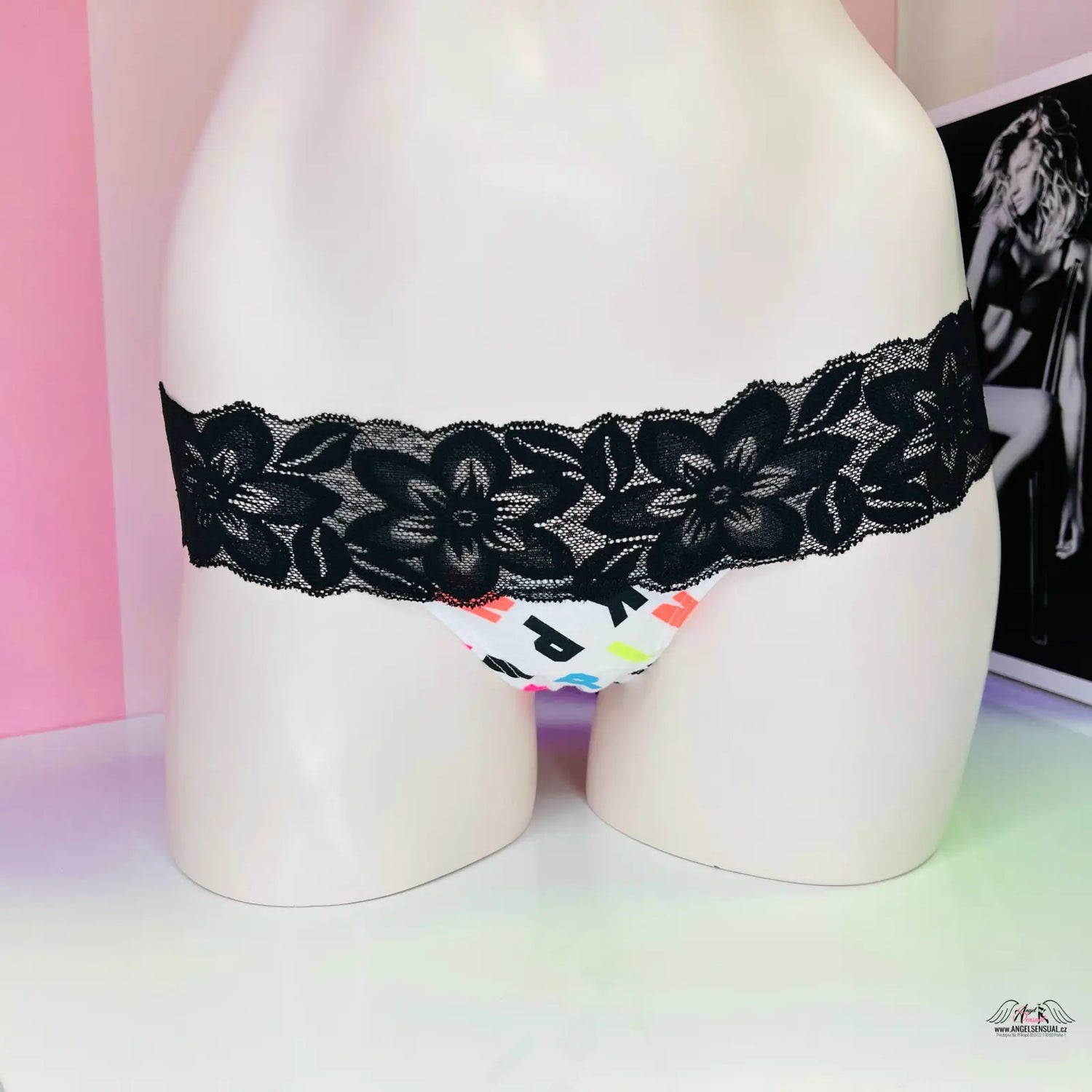 Floral lace-trimmed thong včetně velmi nízká tanga a širokou elastickou krajkou