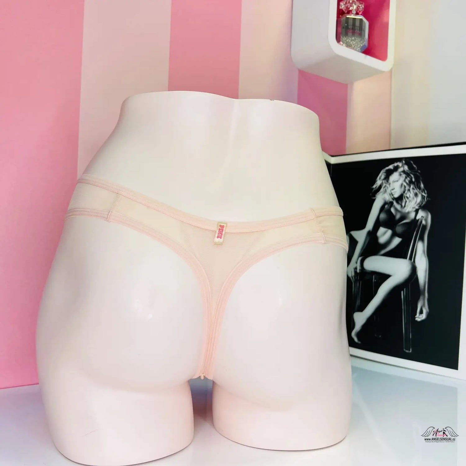 Peachové tanga pink s všitými květinami na mannequin, síťované tanga pink