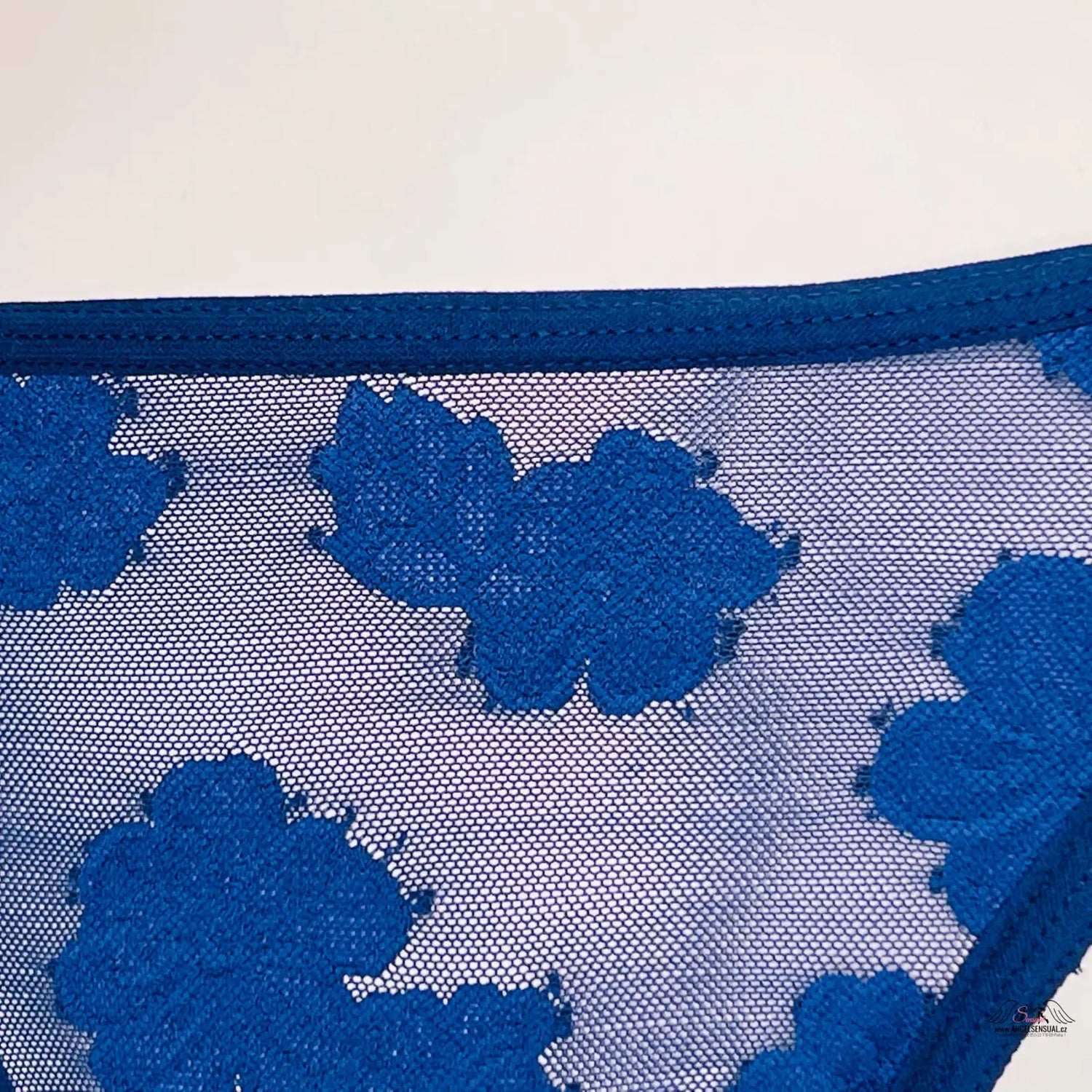 Blue květinové krajkové tanga pink s všitými květinami a síťovaným designem