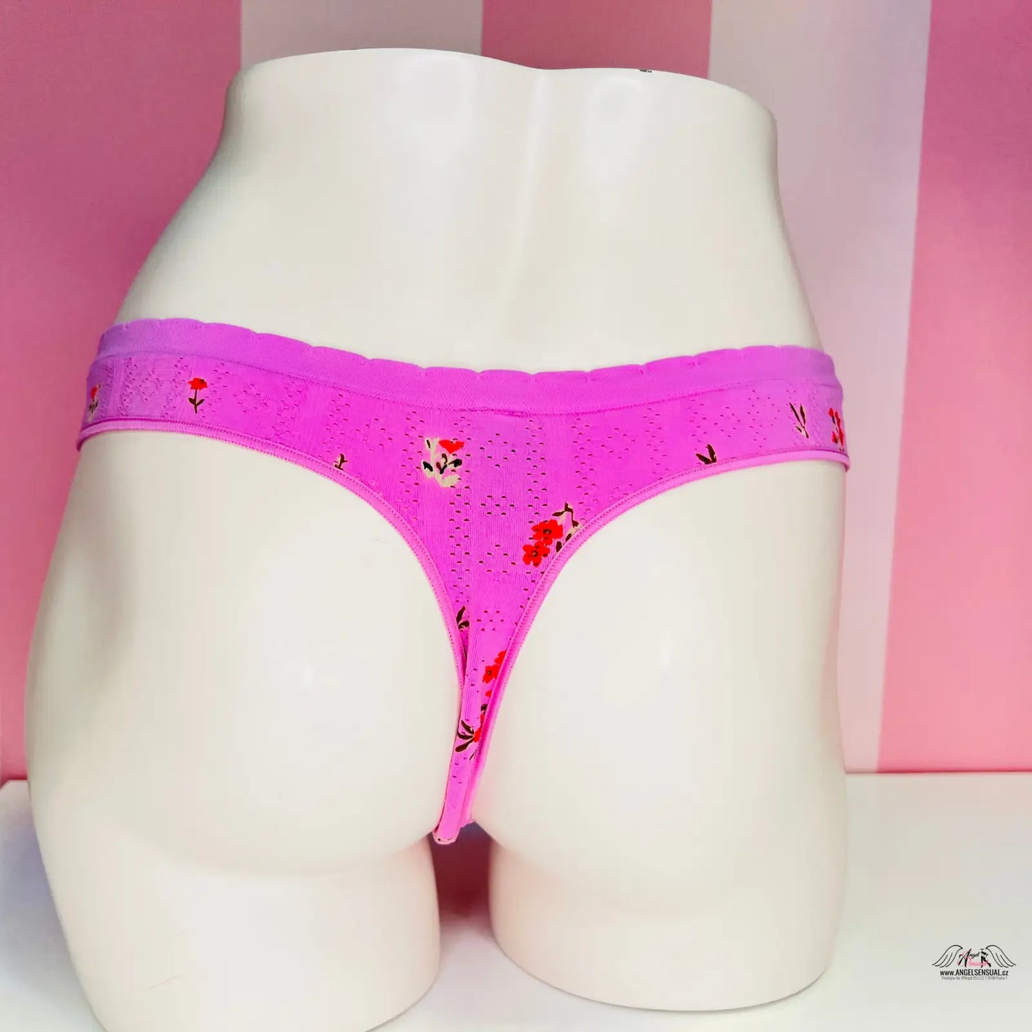 Žena v bikinách s motivem květin z pevnějšího materiálu, apparel & accessories