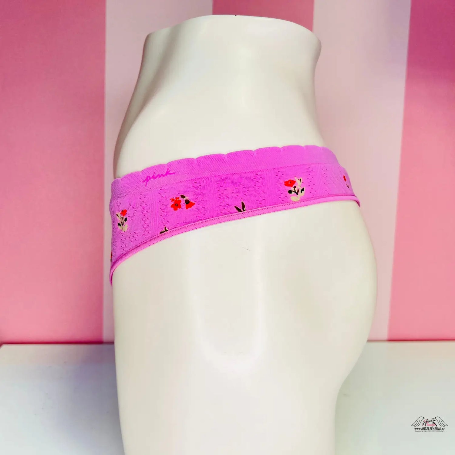 Bílá manekýnka s růžovou stuhou, motivem květin, v produktové kategorii apparel & accessories