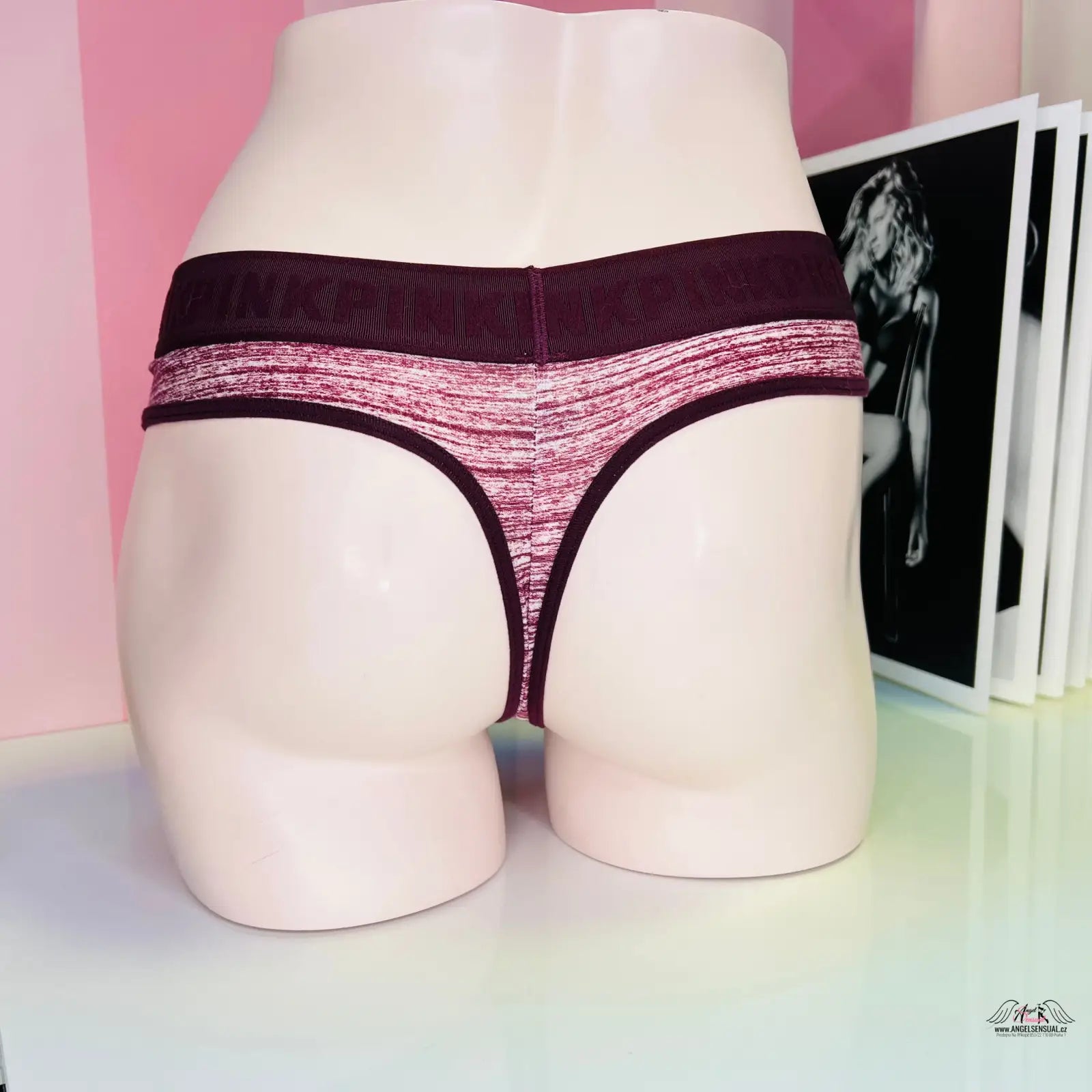 Vykrojené žíhané tanga s ozdobnou gumou pink na manekýnu, PINK Tanga se Širokou Gumou