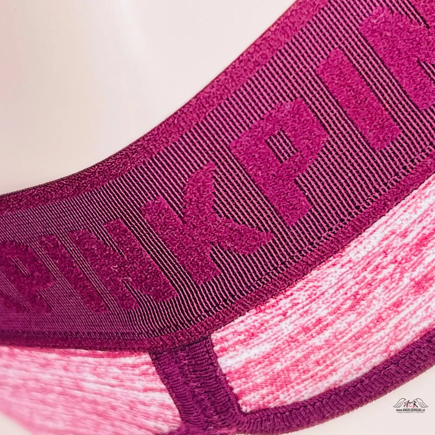 Pink a fialová sportovní podprsenka s texturovanou ozdobnou gumou pink a žíhané tanga