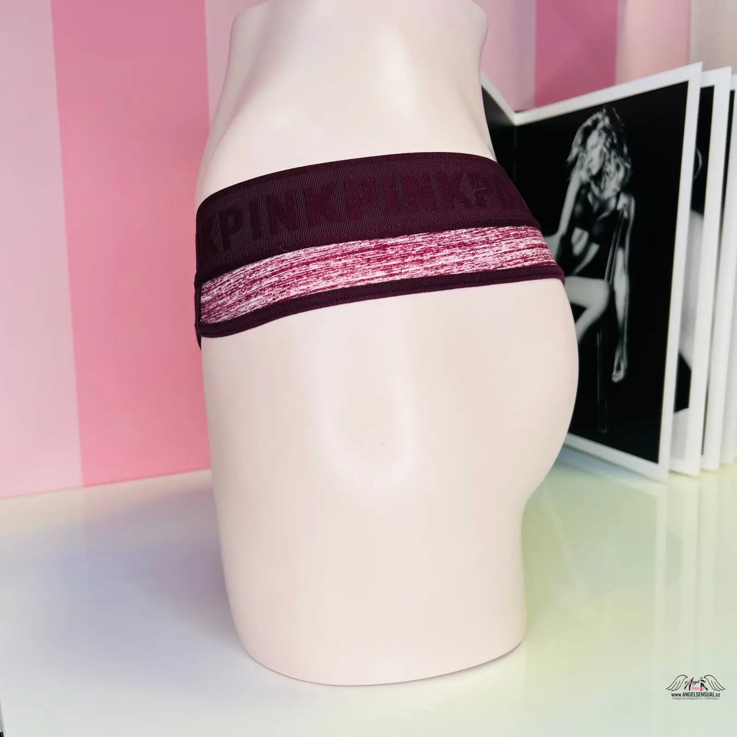 Vykrojené žíhané tanga s ozdobnou gumou pink na figuríně, PINK Tanga se Širokou Gumou