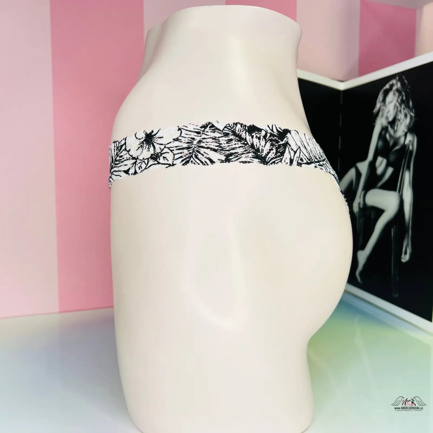 Bílý manekýn s tropickým vzorem a vyšším pasem v krajkových tangách Logem Pink