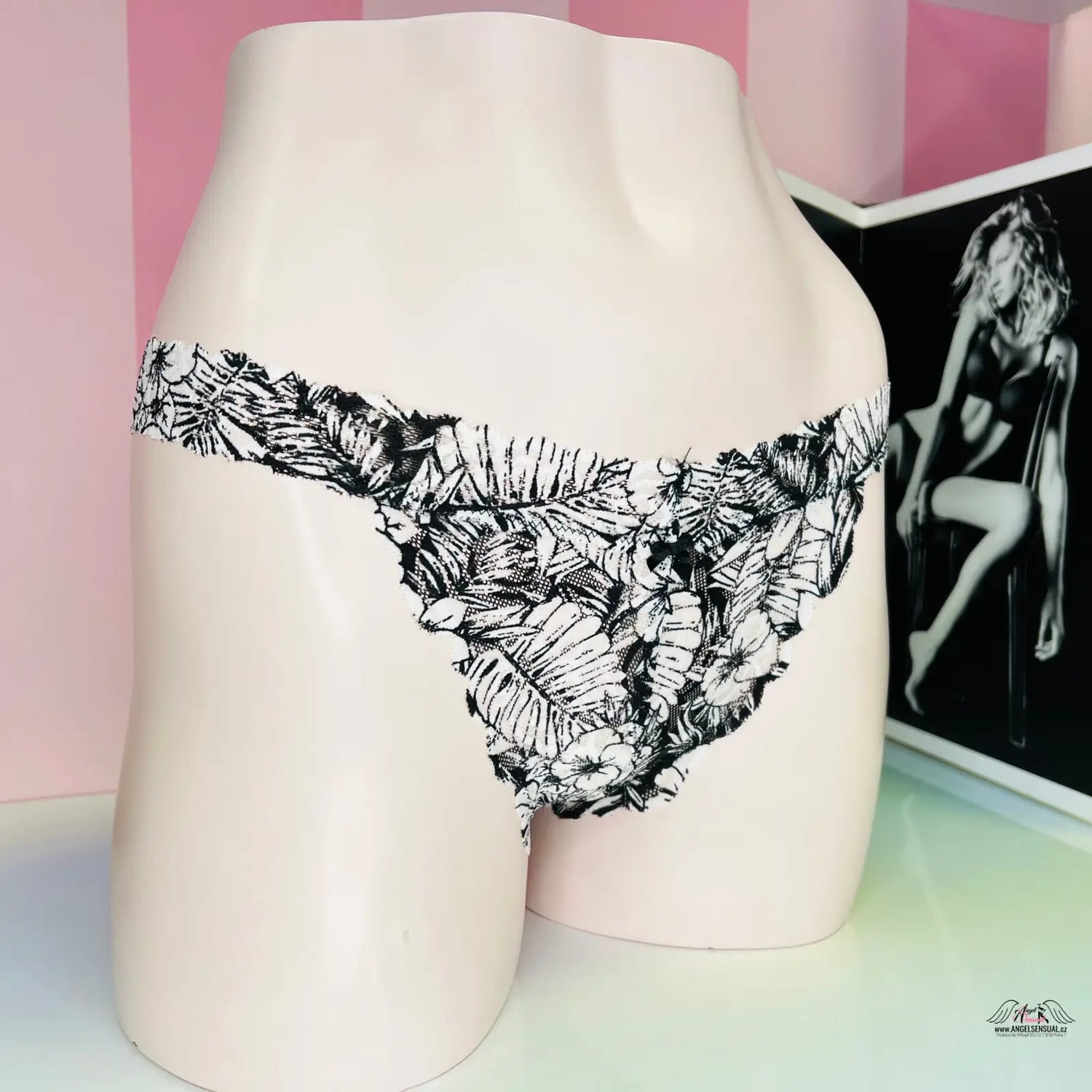 Floral-patterned krajkové tanga vyšším pasem s logem Pink na manekýně