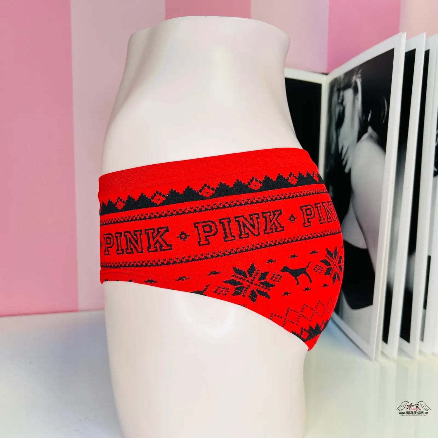 Obrázek růžových vánočních kalhotek s červeným bikini s černobílým motivem v dvou barevných variantách