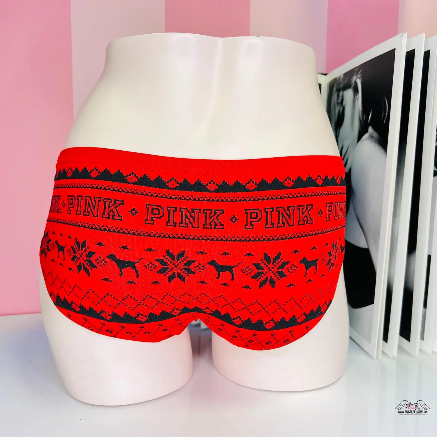 Red underwear with black and white designs in dvou barevných variantách, vánočním motivem