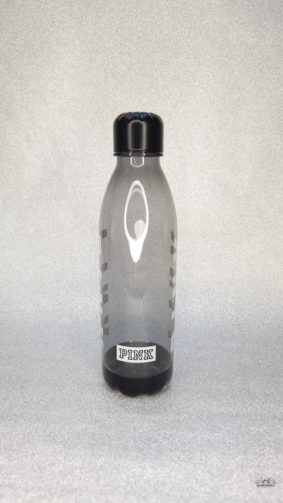Šedá láhev na pití s černým víčkem, provocateur kombinuje styl a praktičnost