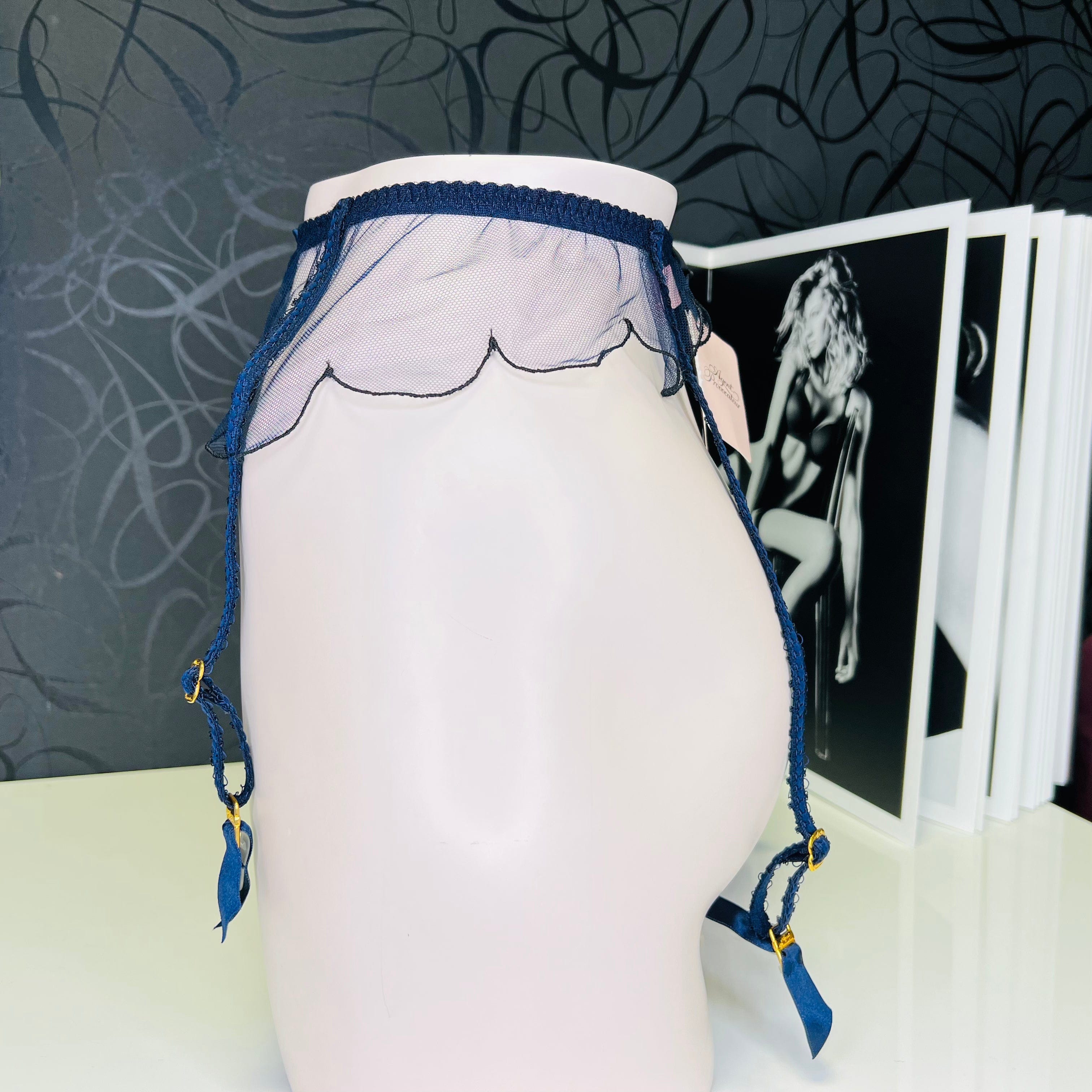 Blue garter belt z kolekce Agent Provocateur Podvazkový Pás Lorna se Zlatými Detaily, elegantní síťovaný podvaz
