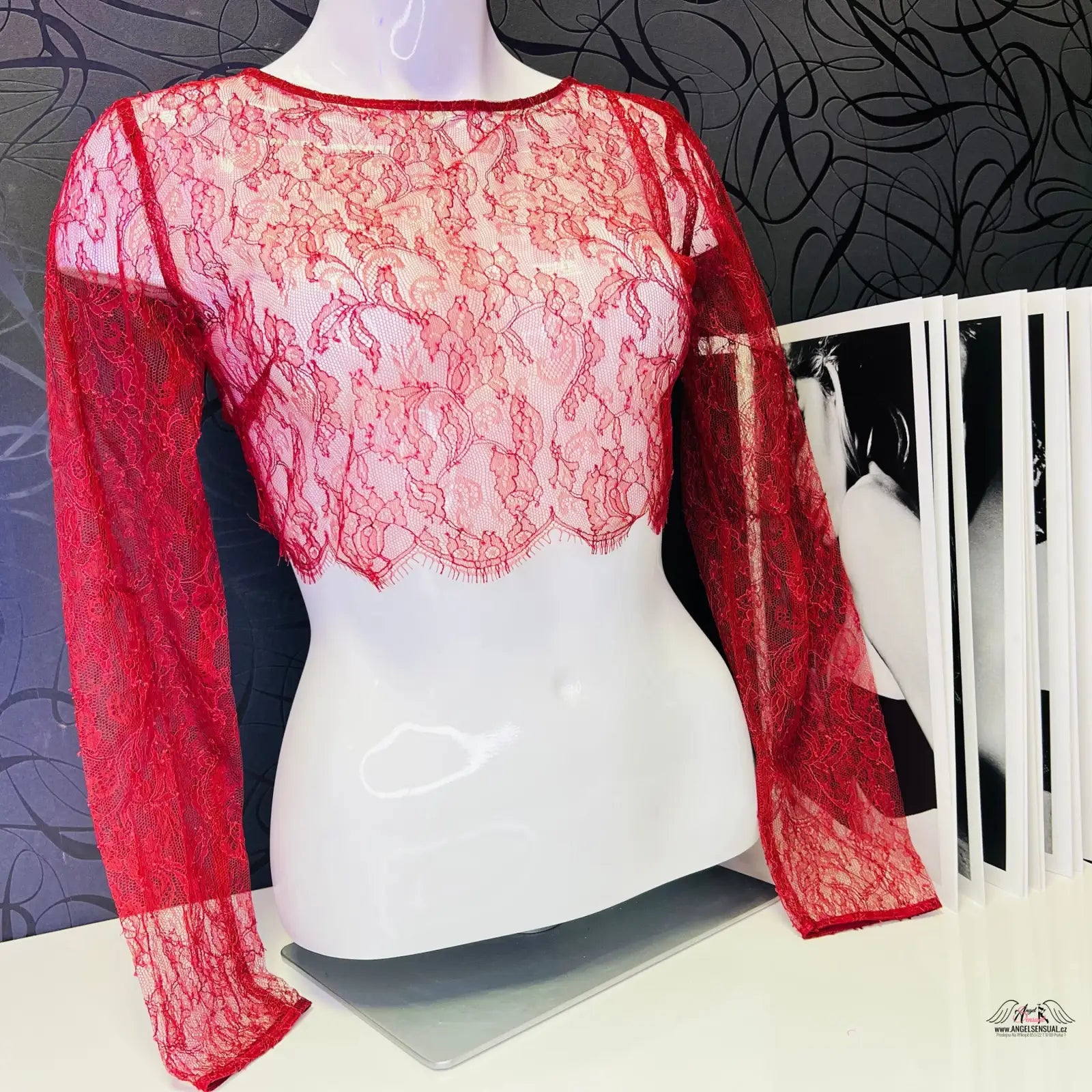 Detailní záběr na figurínu s červeným krajkovým topem Priya