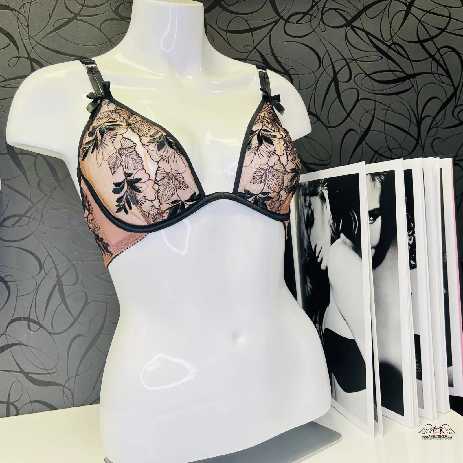 Mannequin s podprsenkou Petra a časopisem na stole pro Romantické kouzlo