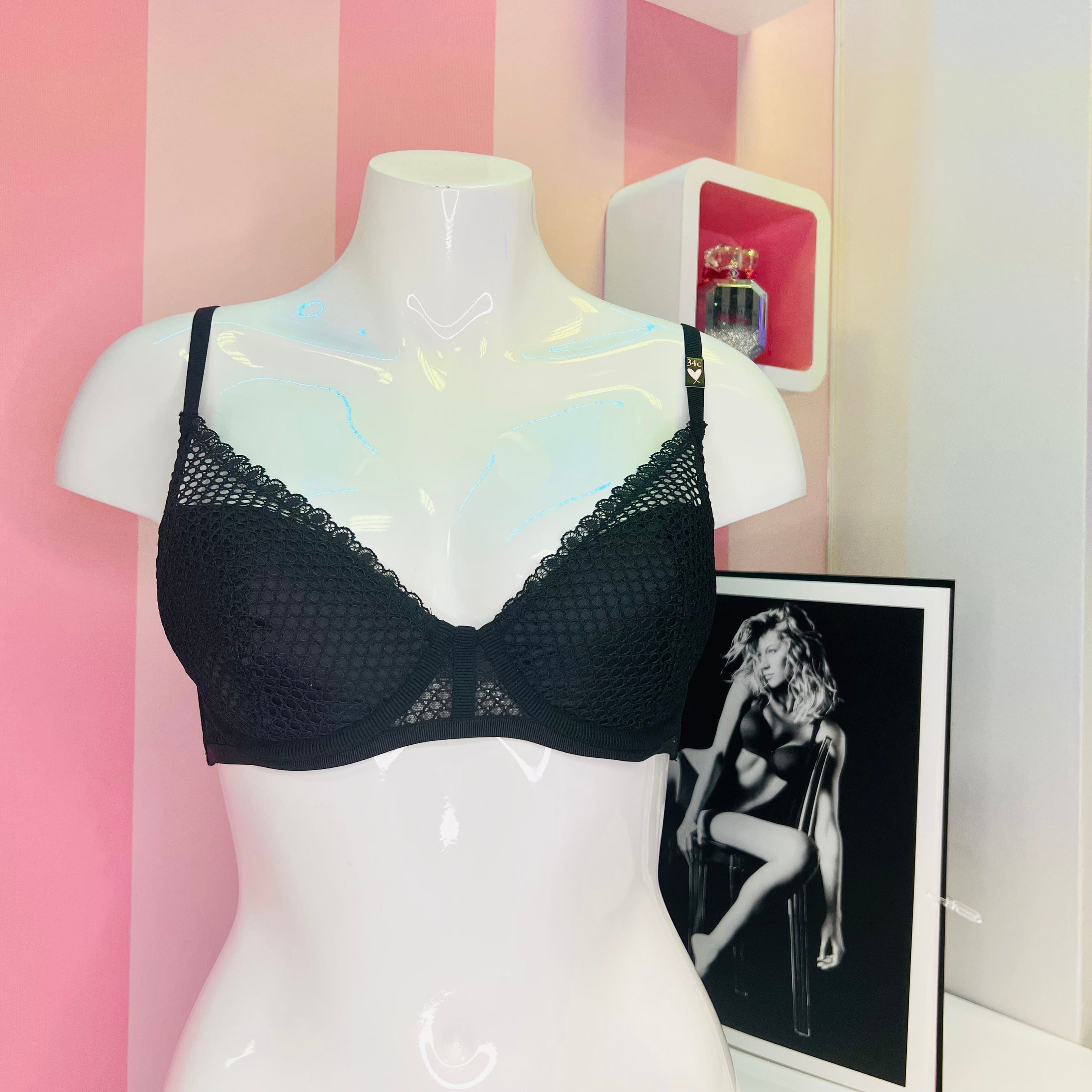 Černá síťovaná podprsenka Victoria’s Secret s hlubokým výstřihem na manekýně