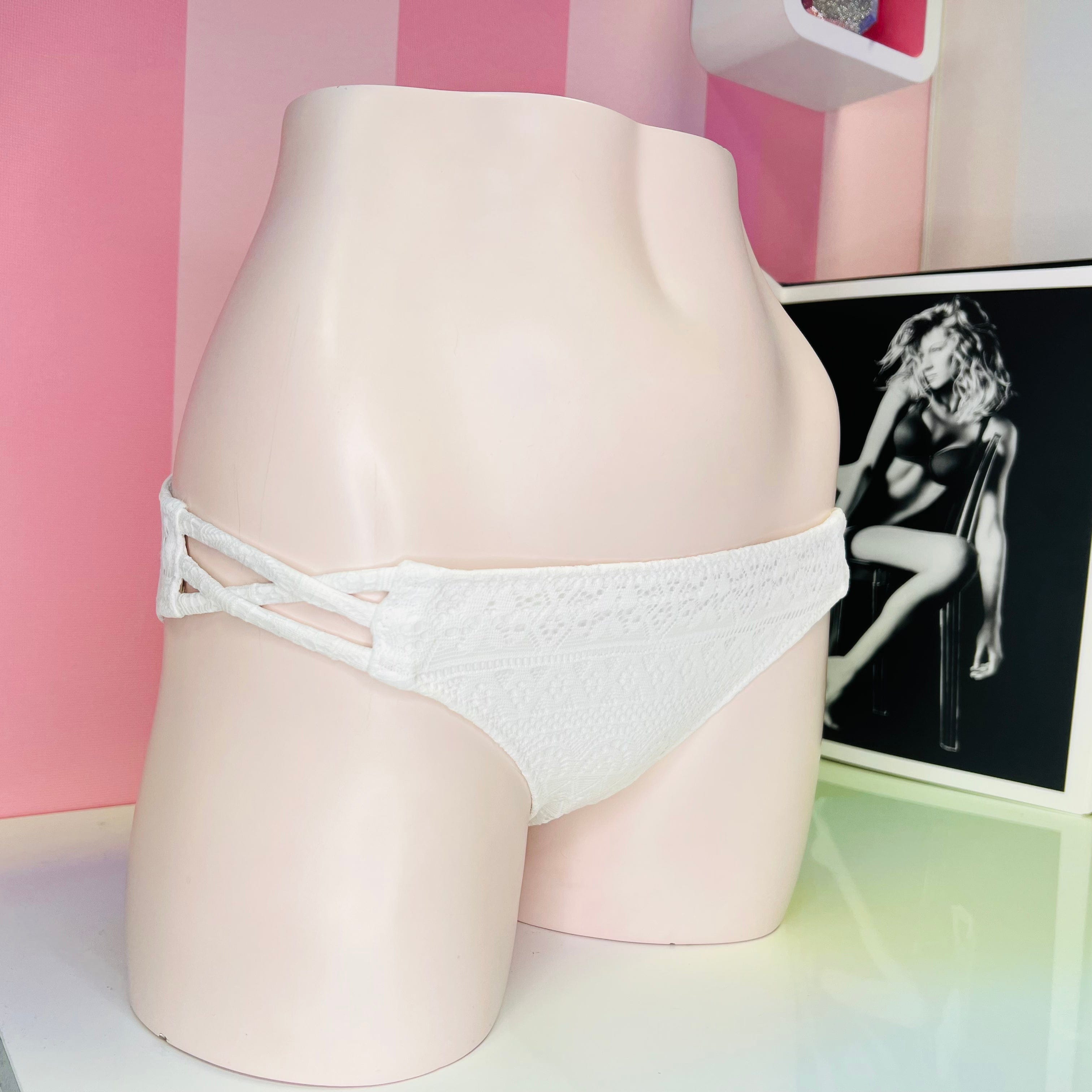 Luxusní krajkový spodní díl plavek Victoria’s Secret s překříženými pásky v bílé barvě