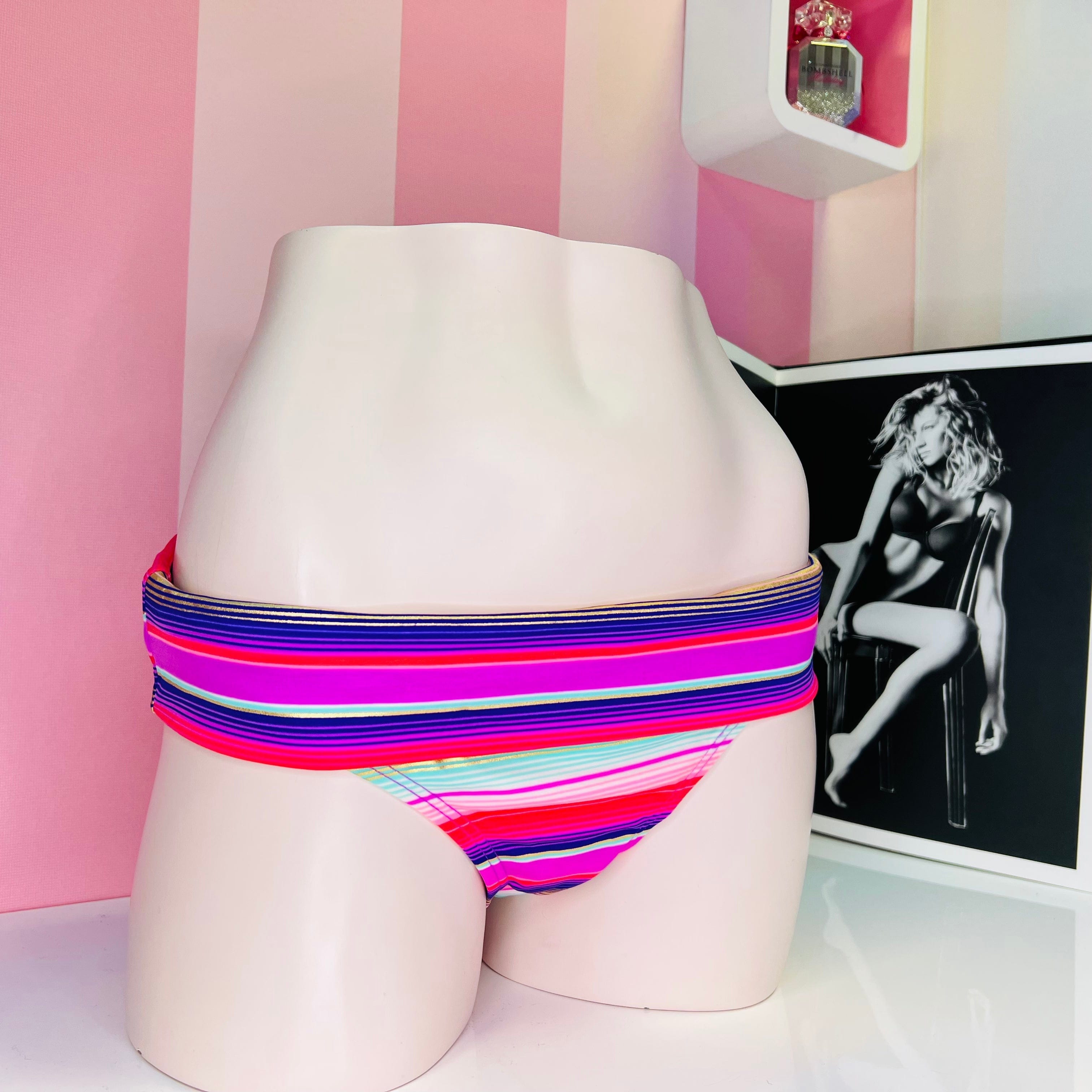 Striped růžový a fialový spodní díl plavek s lehce vyšším pasem na figuríně