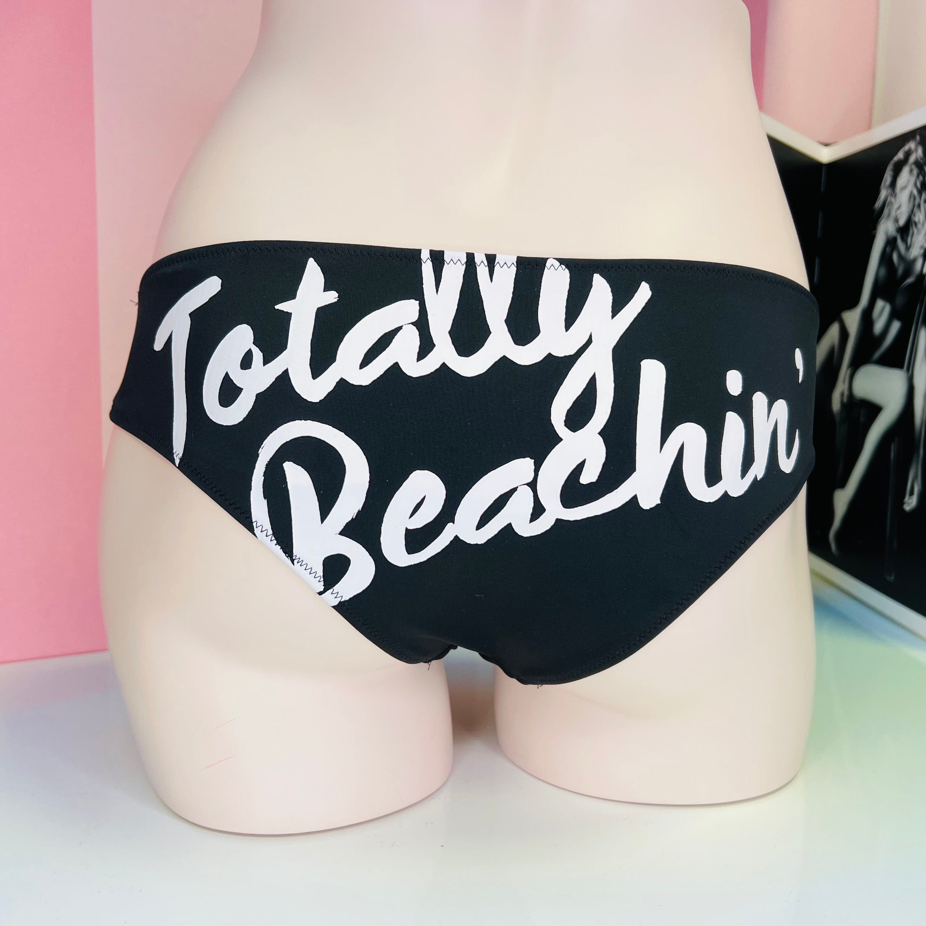 Black bikini bottoms with white text, spodní díl plavek cheeky, Victoria’s Secret