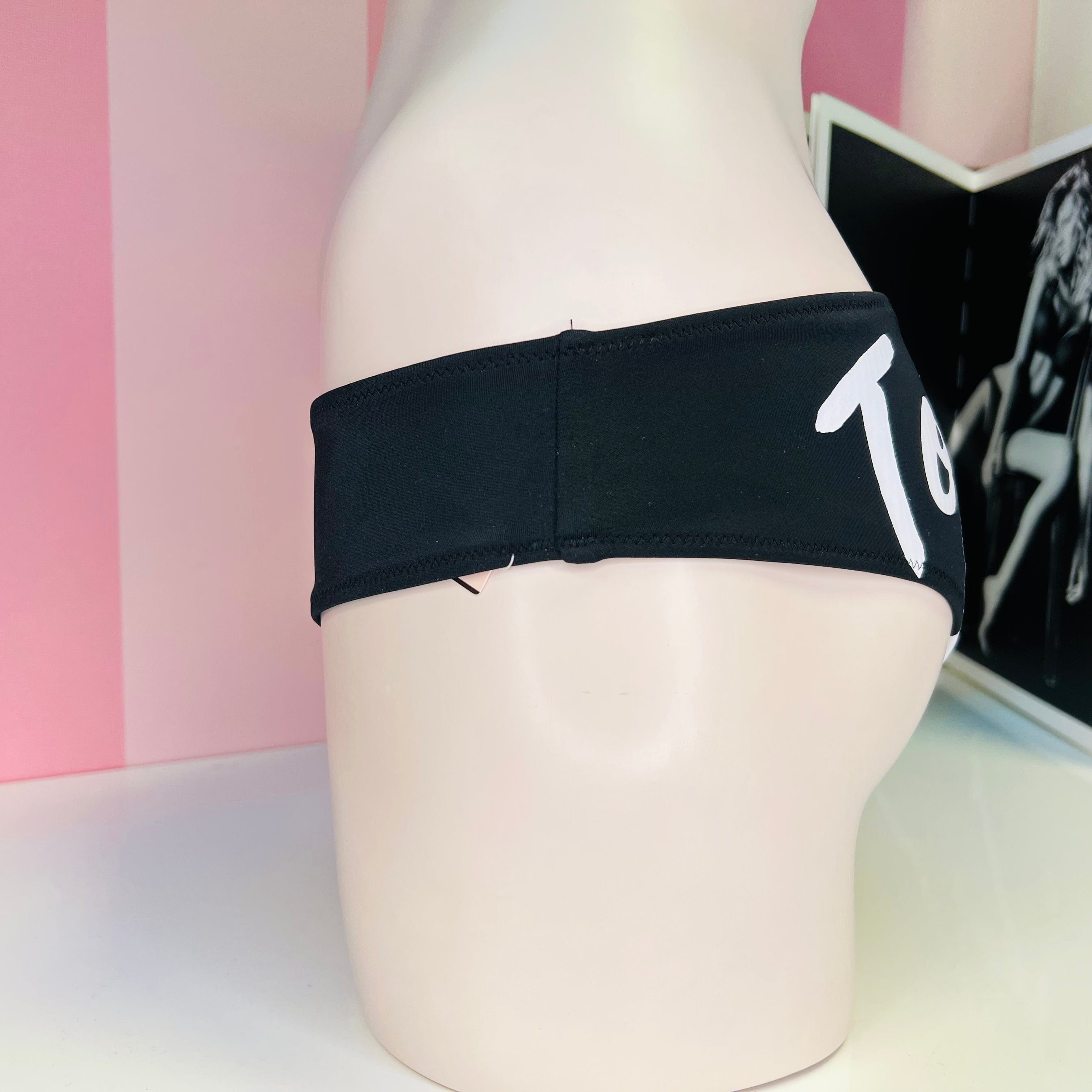 Černý spodní díl plavek Victoria’s Secret s bílým nápisem, styl cheeky