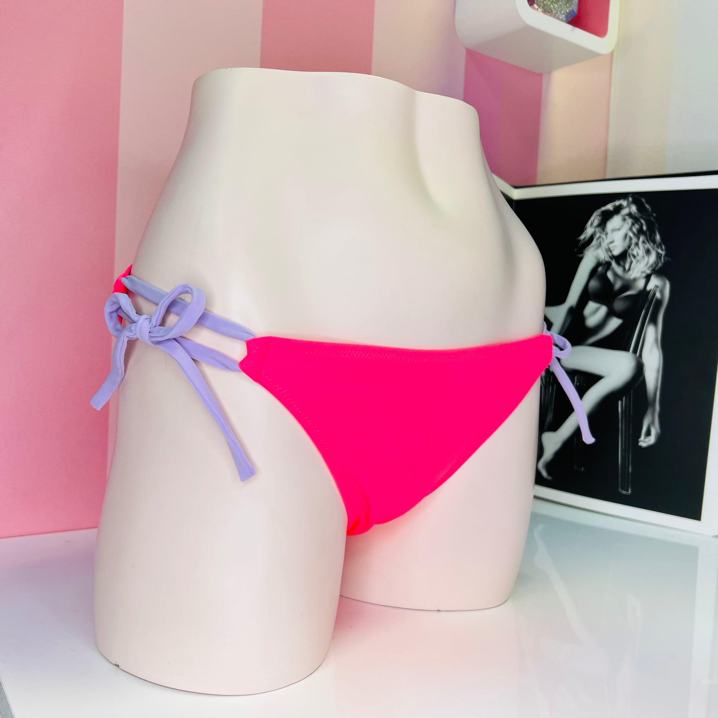 Elegantní spodní díl plavek Victoria’s Secret v růžové s fialovými šňůrkami