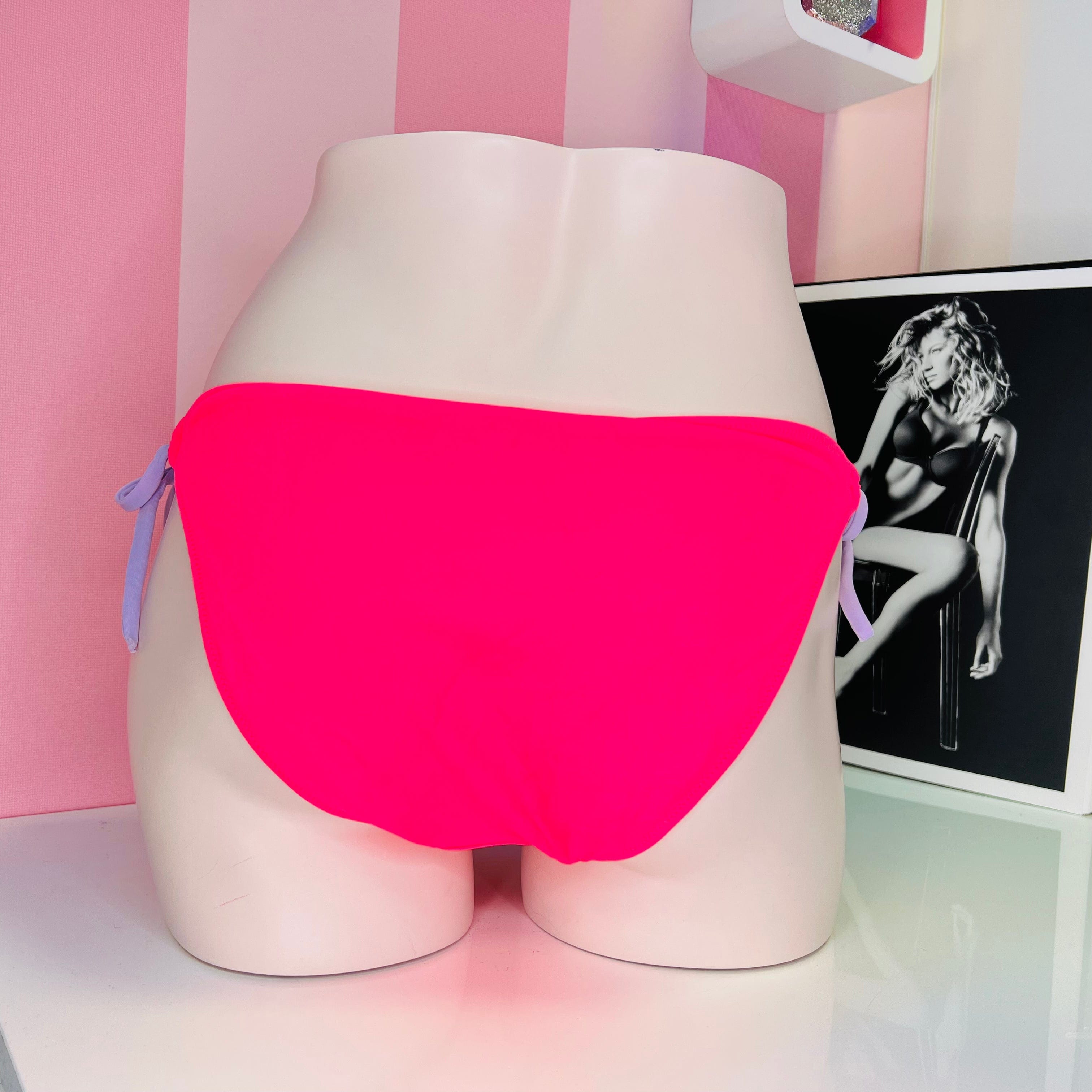 Elegantní spodní díl plavek Victoria’s Secret s růžovým bikinovým pásem a levandulovými šňůrkami