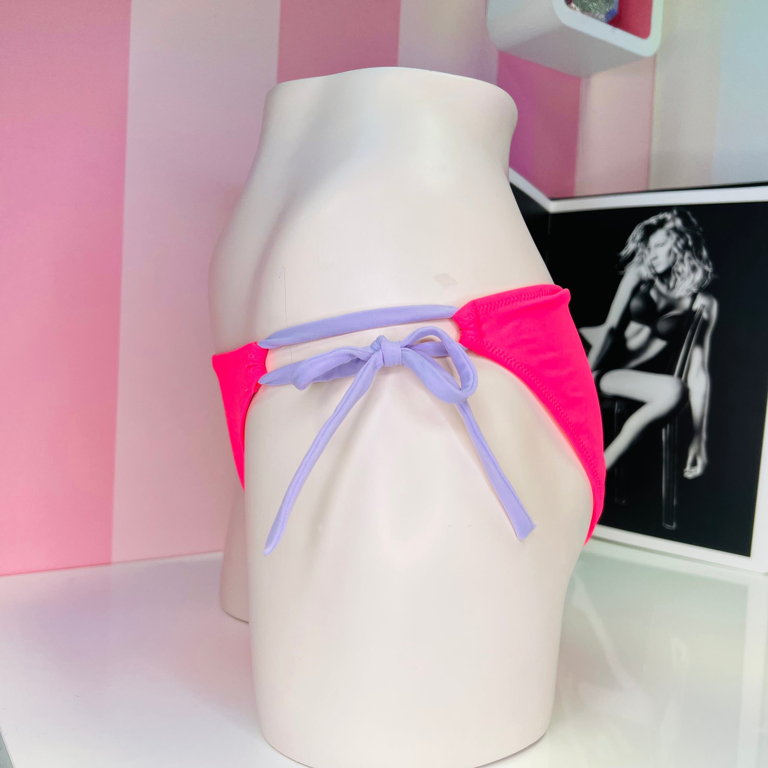 Pink bikini bottom s lavendovými vázáním, elegantní spodní díl plavek Victoria’s Secret