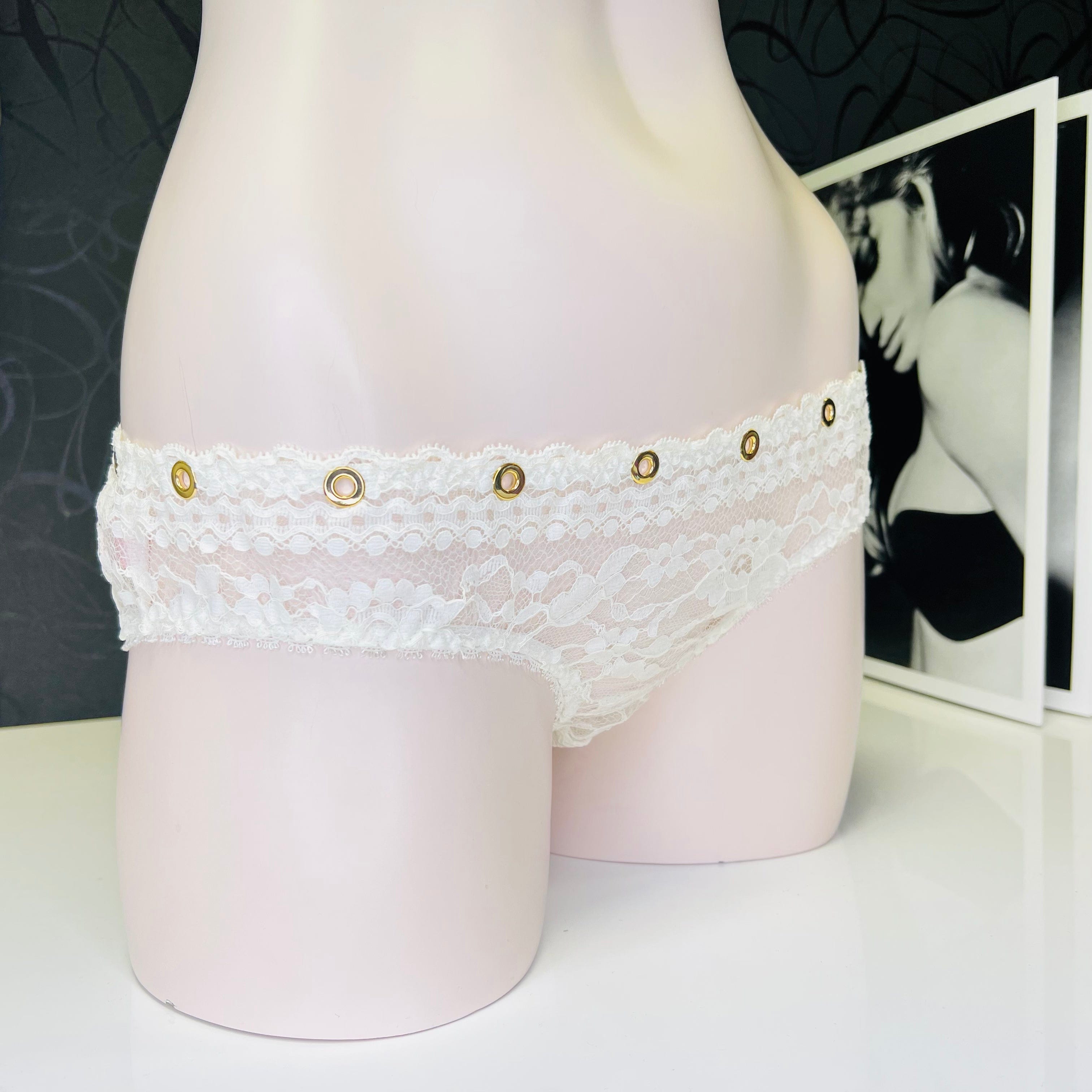 Bílé francouzské kalhotky Stevie Brief Ivory s krajkou a zlatými detaily