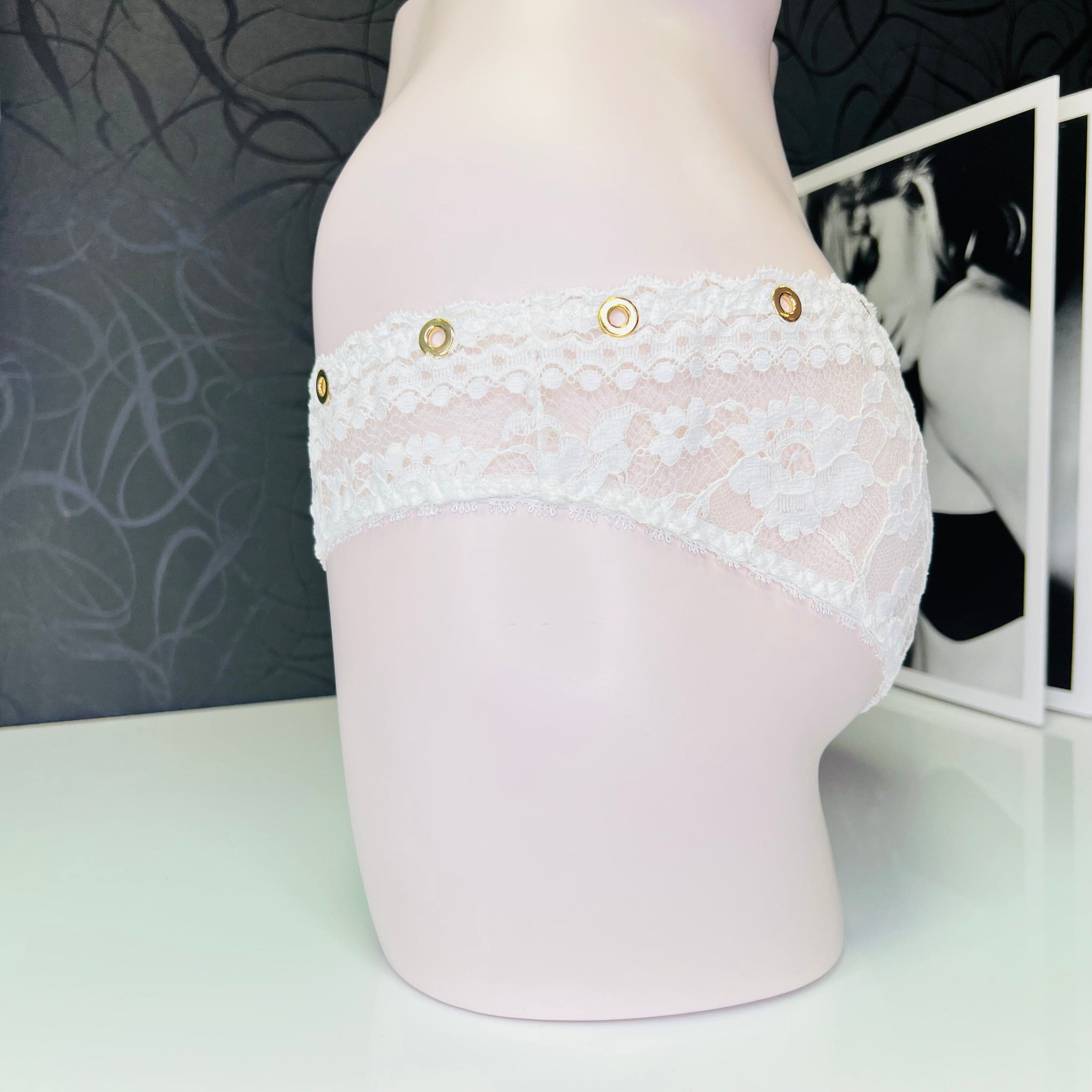Bílé kalhotky Stevie Brief Ivory s francouzskou krajkou a zlatými detaily