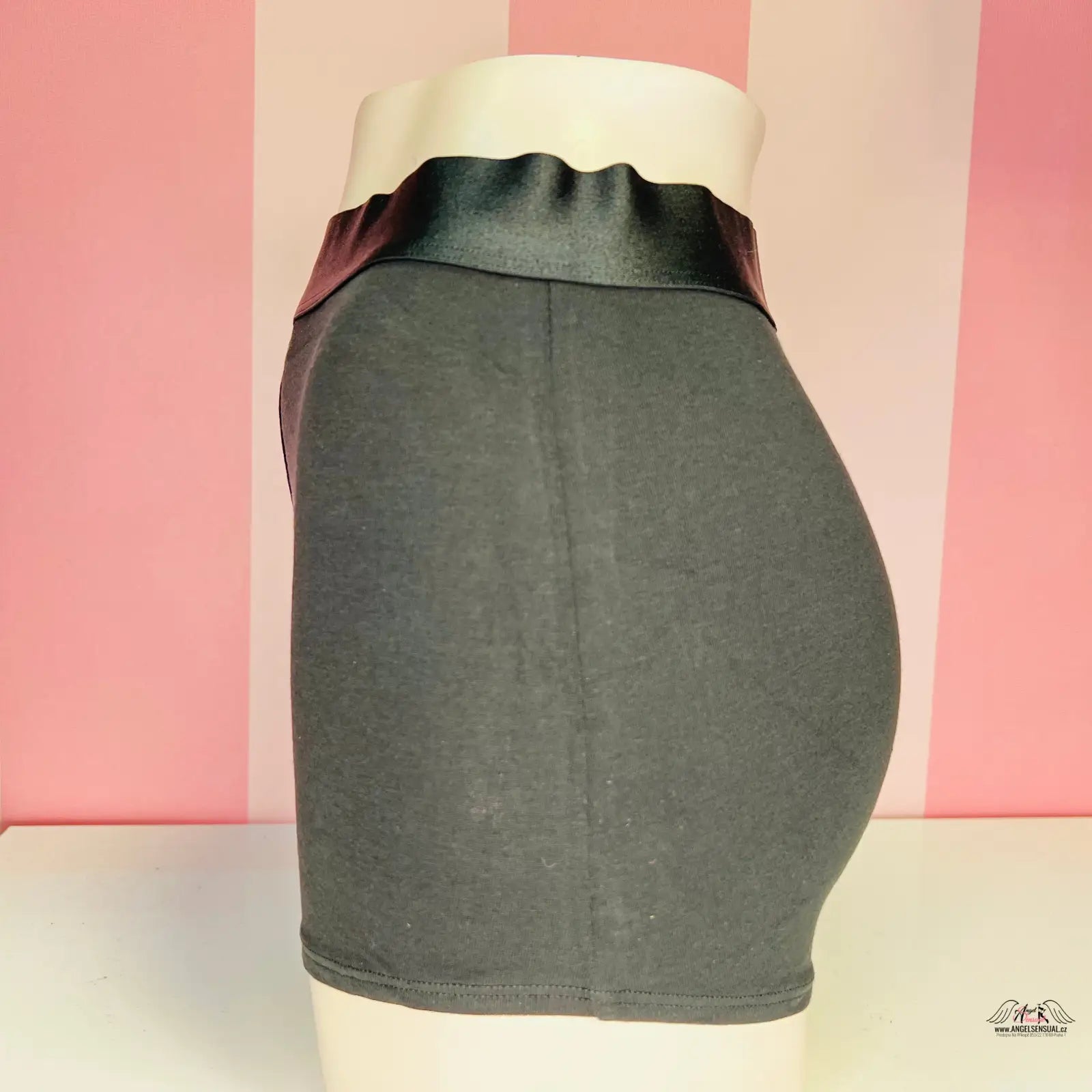 Black shorts s lesklým pasem z kolekce Agent Provocateur, trendy dámské shortie