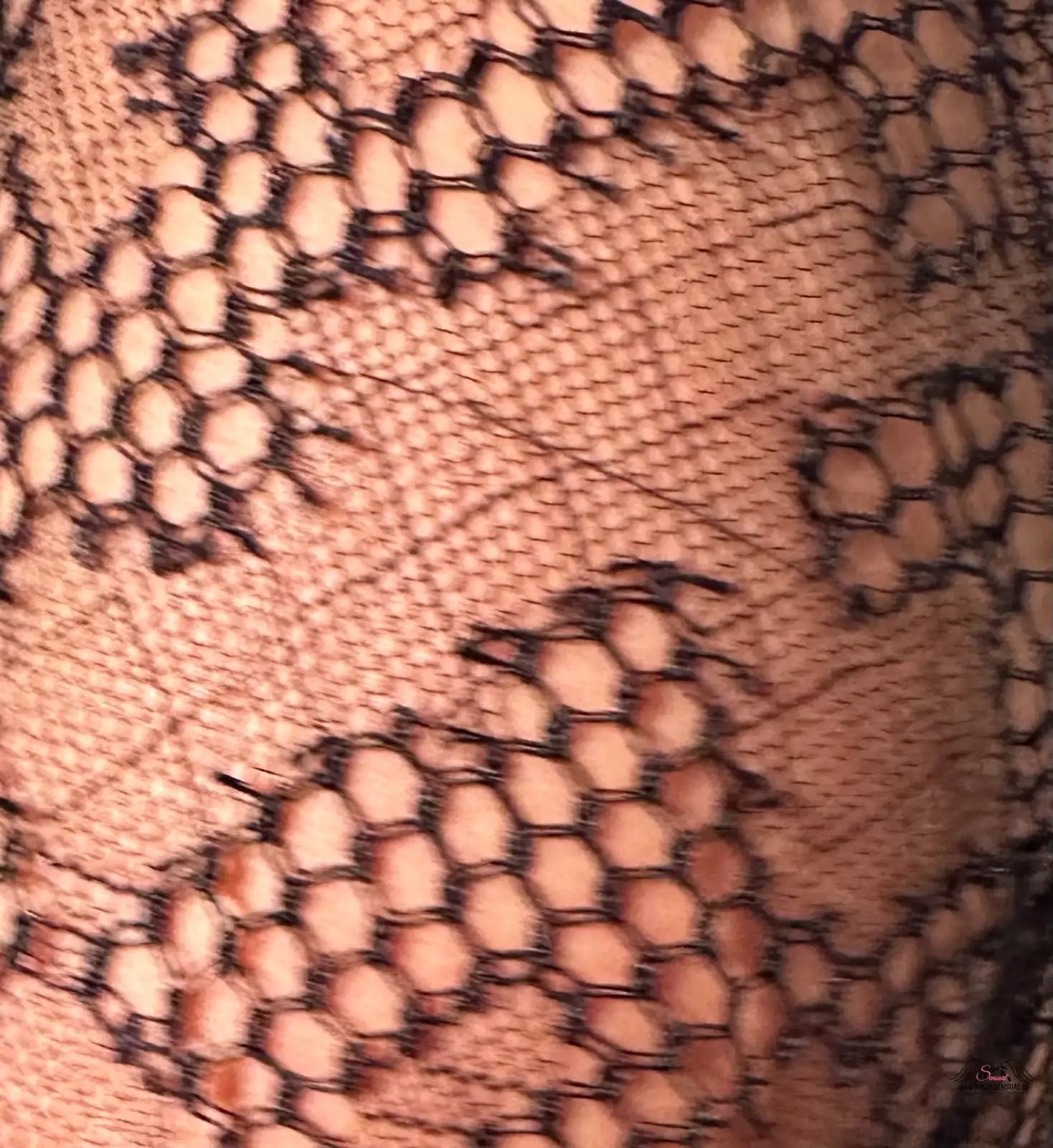 Černá krajková látka s květinovým vzorem na růžovém materiálu pro Stylový Top Elsey
