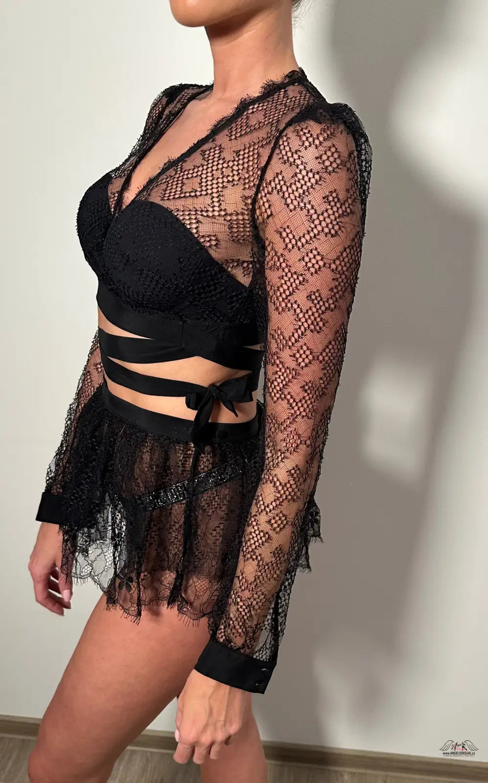Černý krajkový dvoudílný outfit s průhlednými rukávy a krátkou sukní od Agent Provocateur