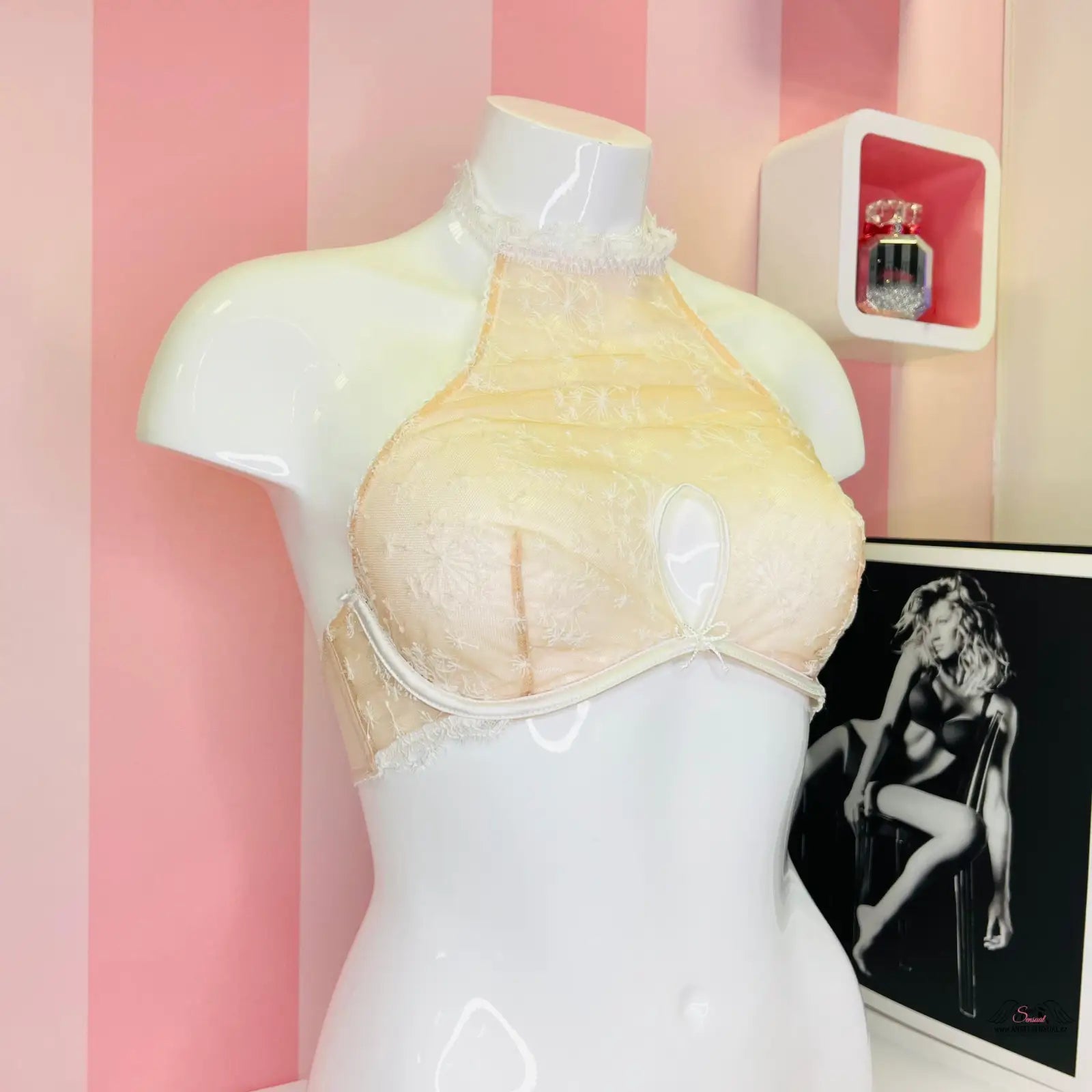 Bílý manekýn s krémovou podprsenkou Svůdná braletka ve stylu Victoria’s Secret