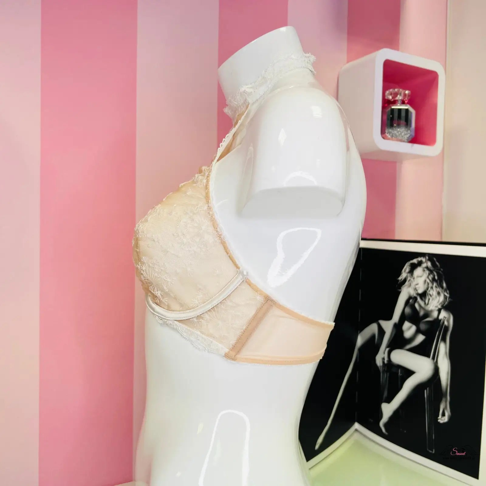 Beige braletka na bílém manekýnu ve stylu Victoria’s Secret a Agent Provocateur