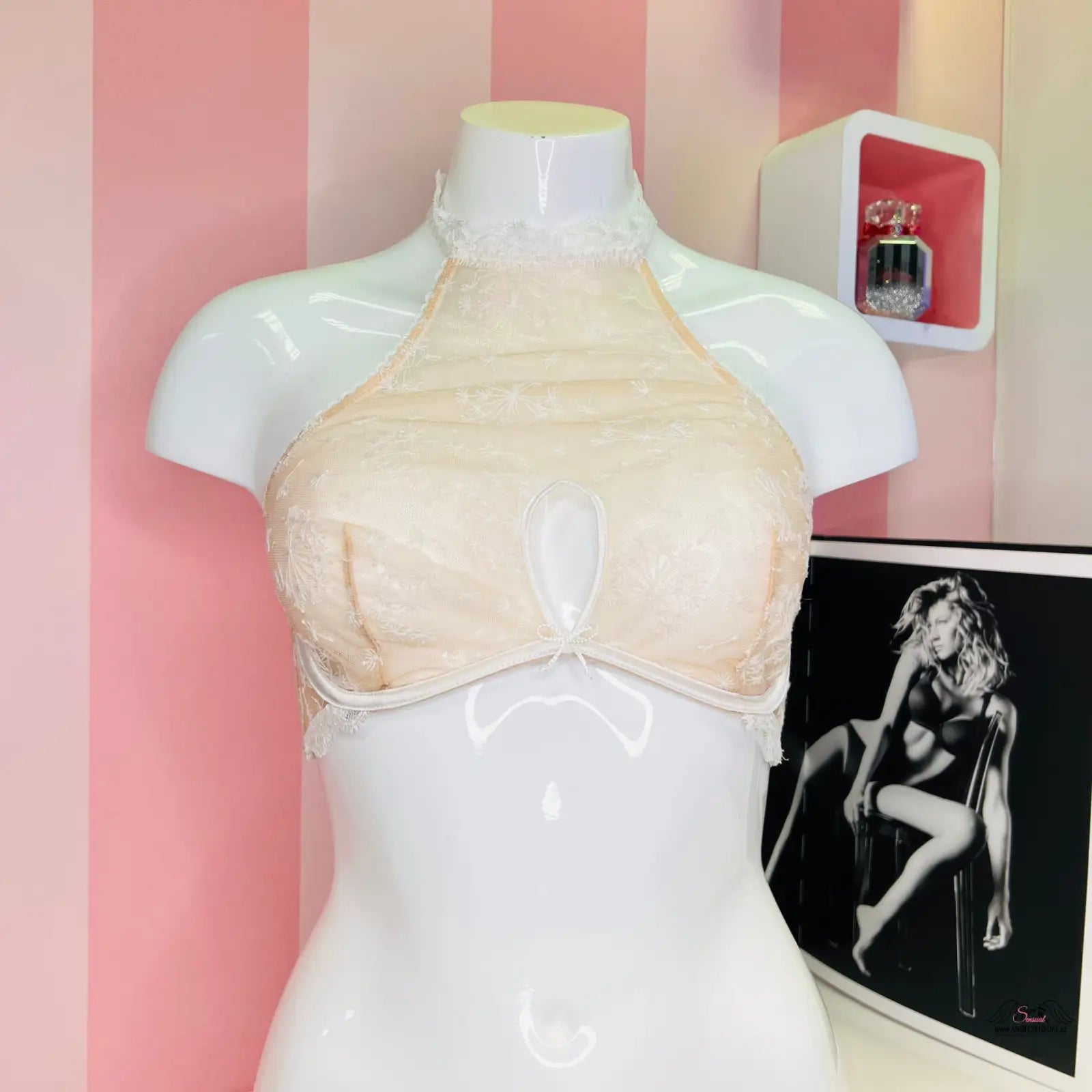 Beige halter-style bikini top on a white mannequin torso, Svůdná braletka