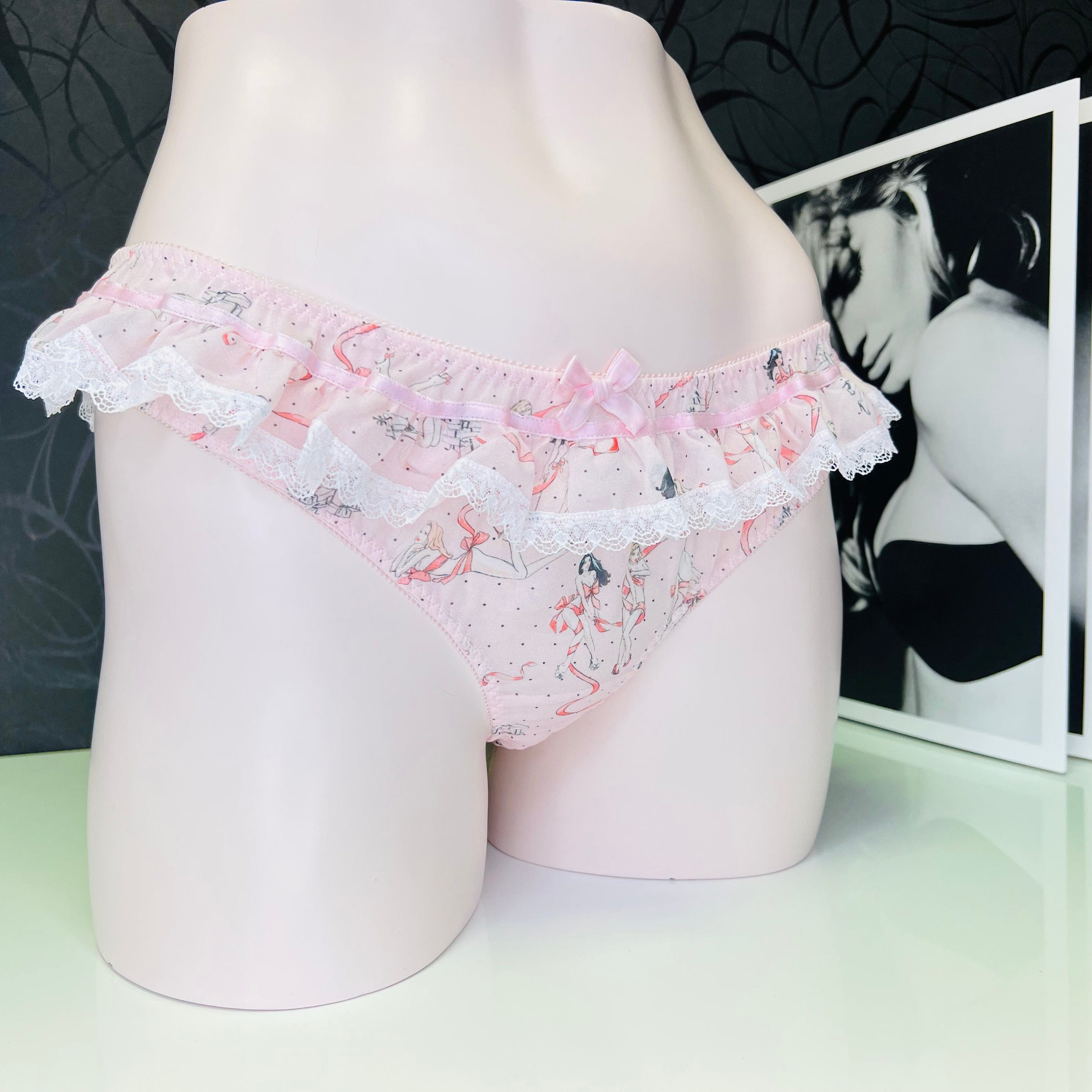 Agent Provocateur elegantní tanga Cinta s volánkem a krajkou, růžové, dámské spodní prádlo