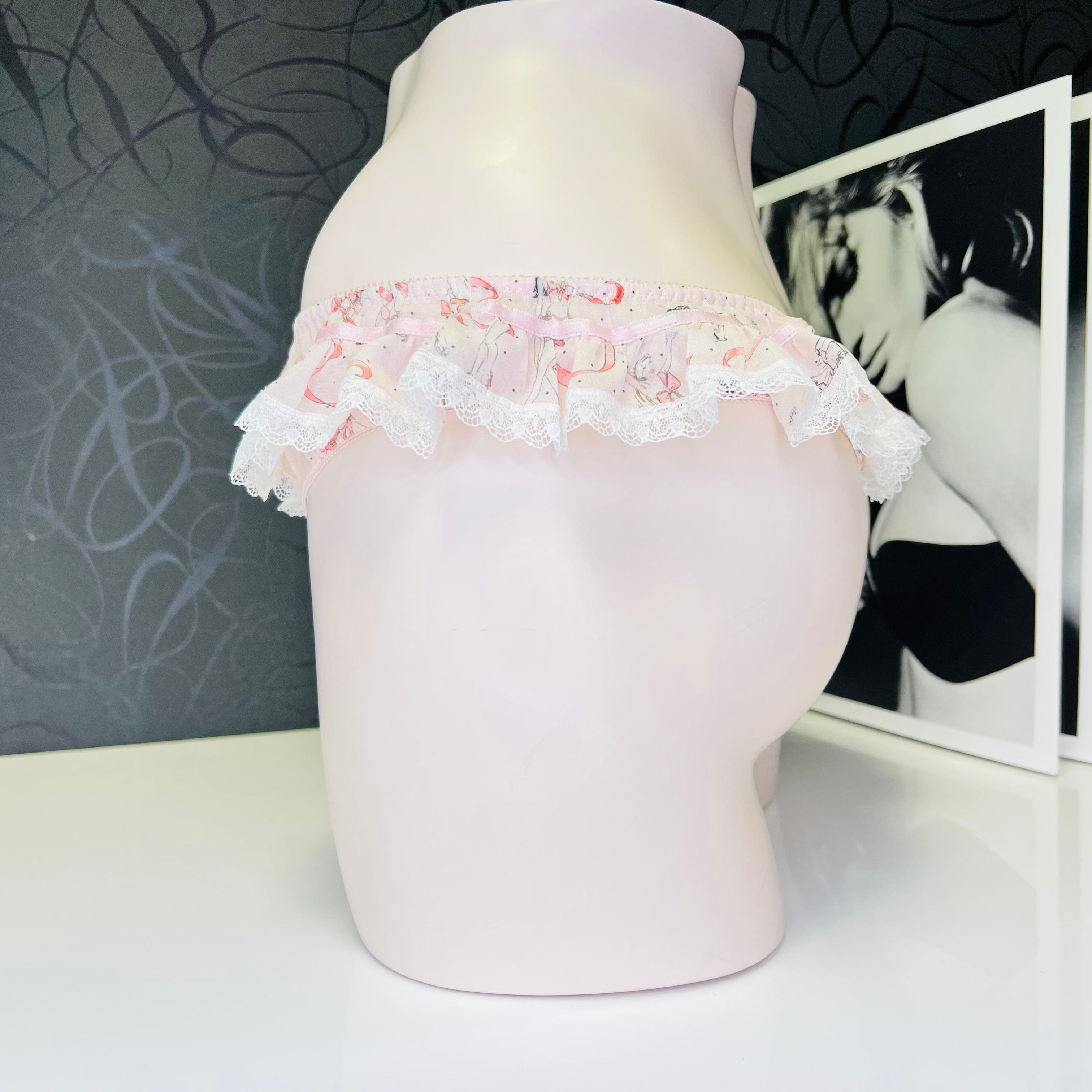 Elegantní tanga Agent Provocateur s květinovou krajkou a volánem, apparel & accessories