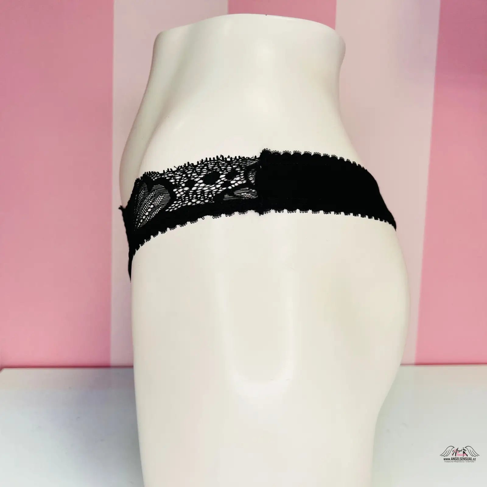 Černý krajkový thong z kolekce Tanga, elegantní a pohodlný pro každodenní nošení