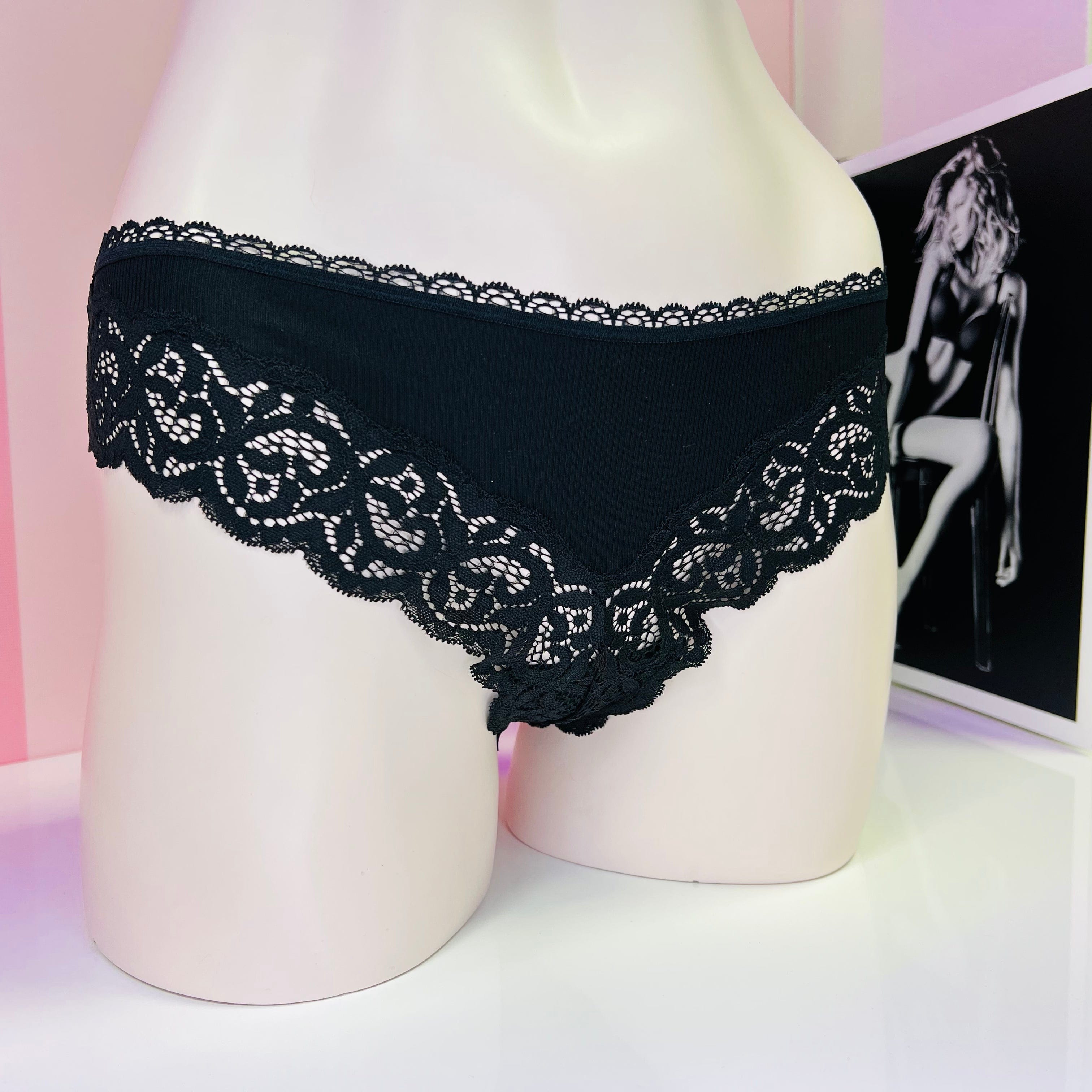 Černé kalhotky Victoria’s Secret Tanga s krajkou ozdobnou krajkou a krajkovým lemováním