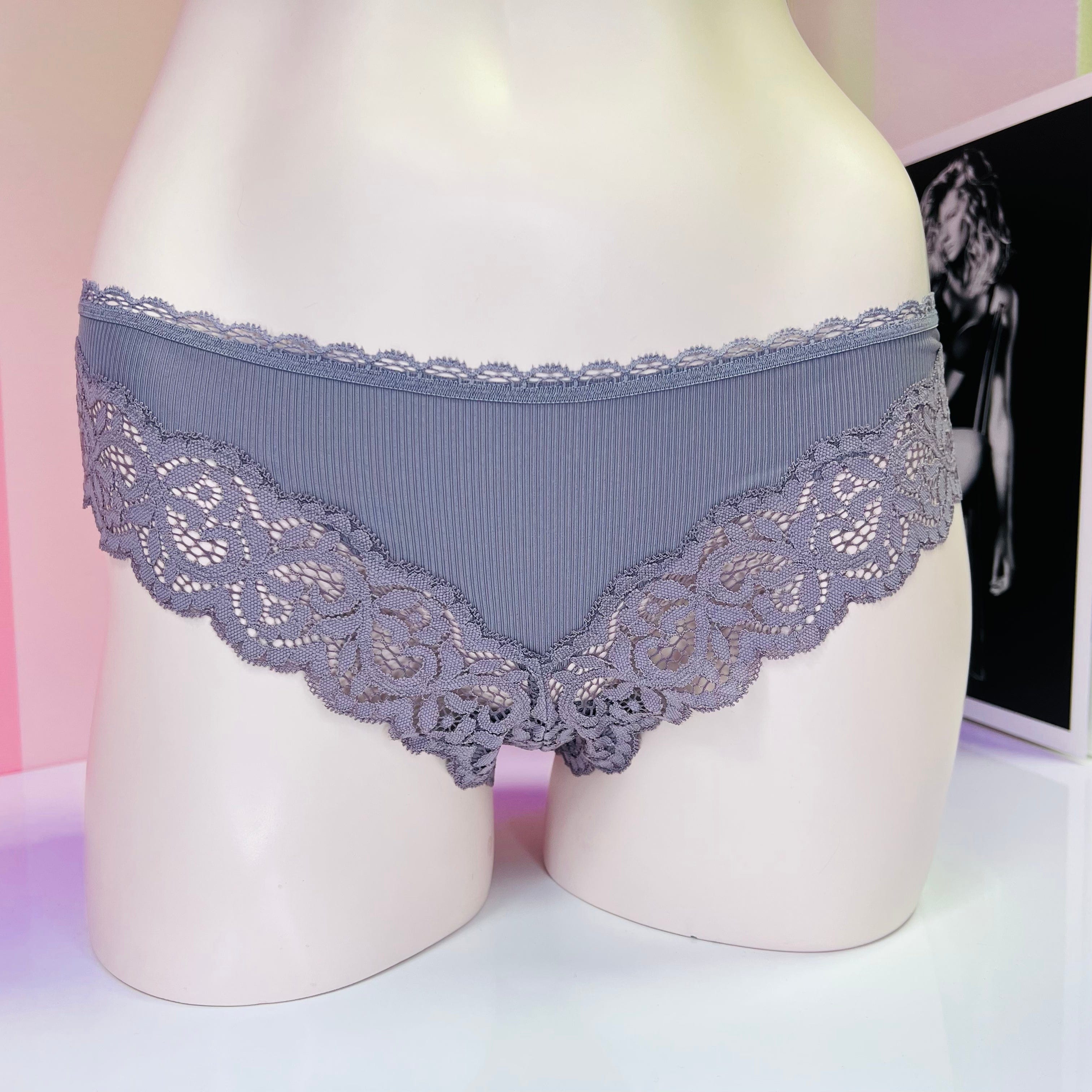 Detail nádherných dámských tanga Victoria’s Secret s ozdobnou krajkou a krajkovým lemováním