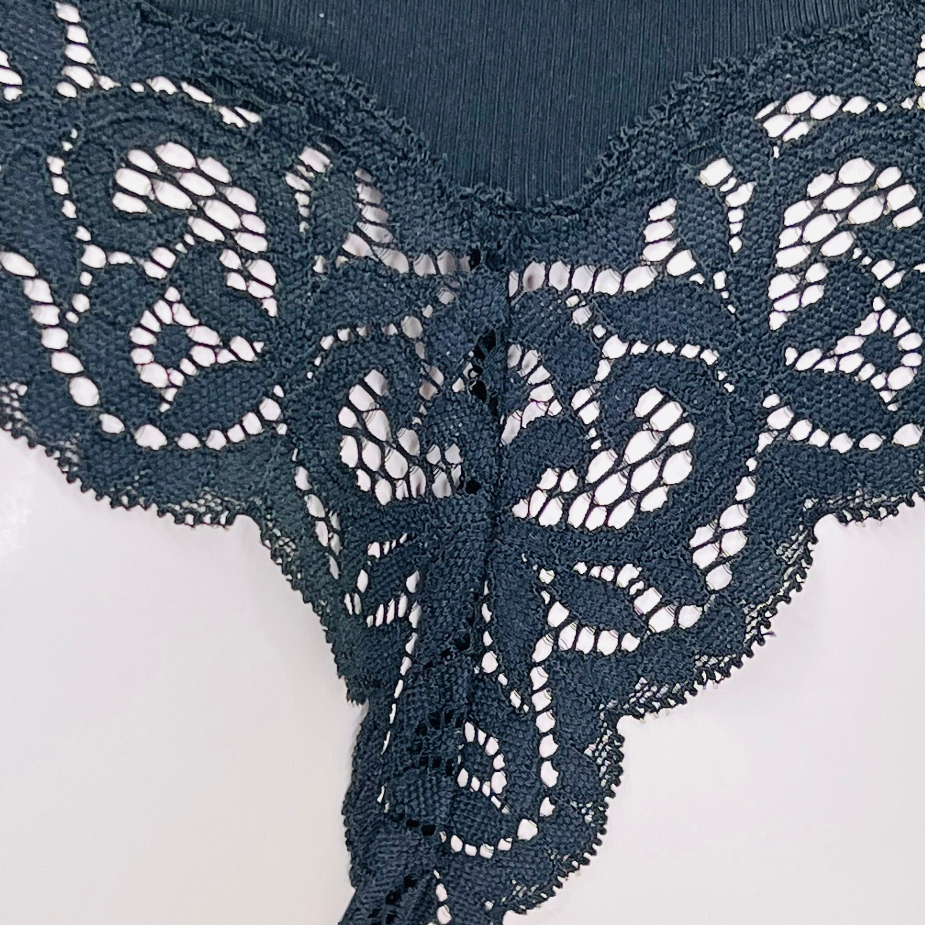 Ozdobnou krajkou a krajkovým lemováním na produktu Victoria’s Secret Tanga s Krajkou