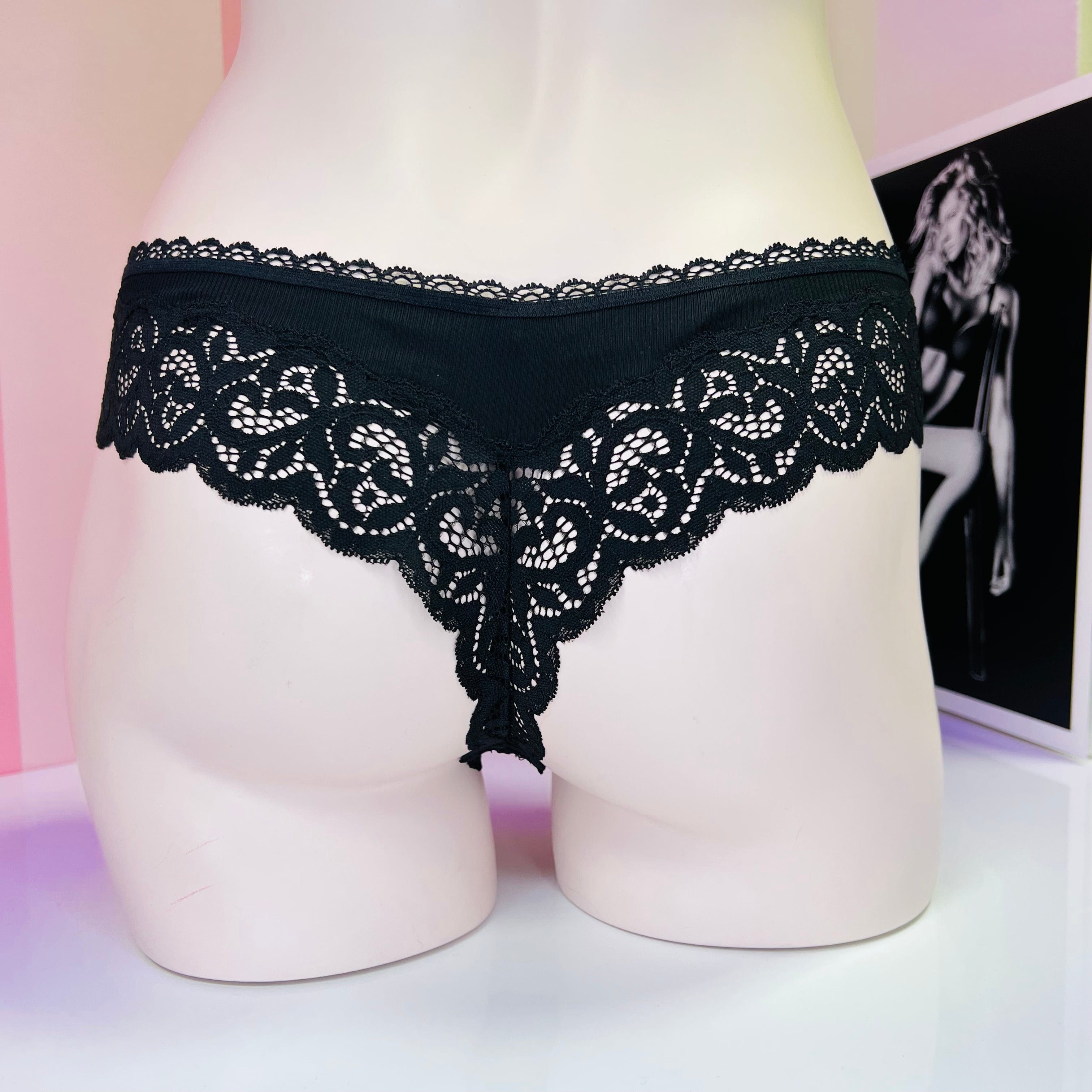 Černé kalhotky Victoria’s Secret Tanga s krajkou ozdobnou krajkou a krajkovým lemováním