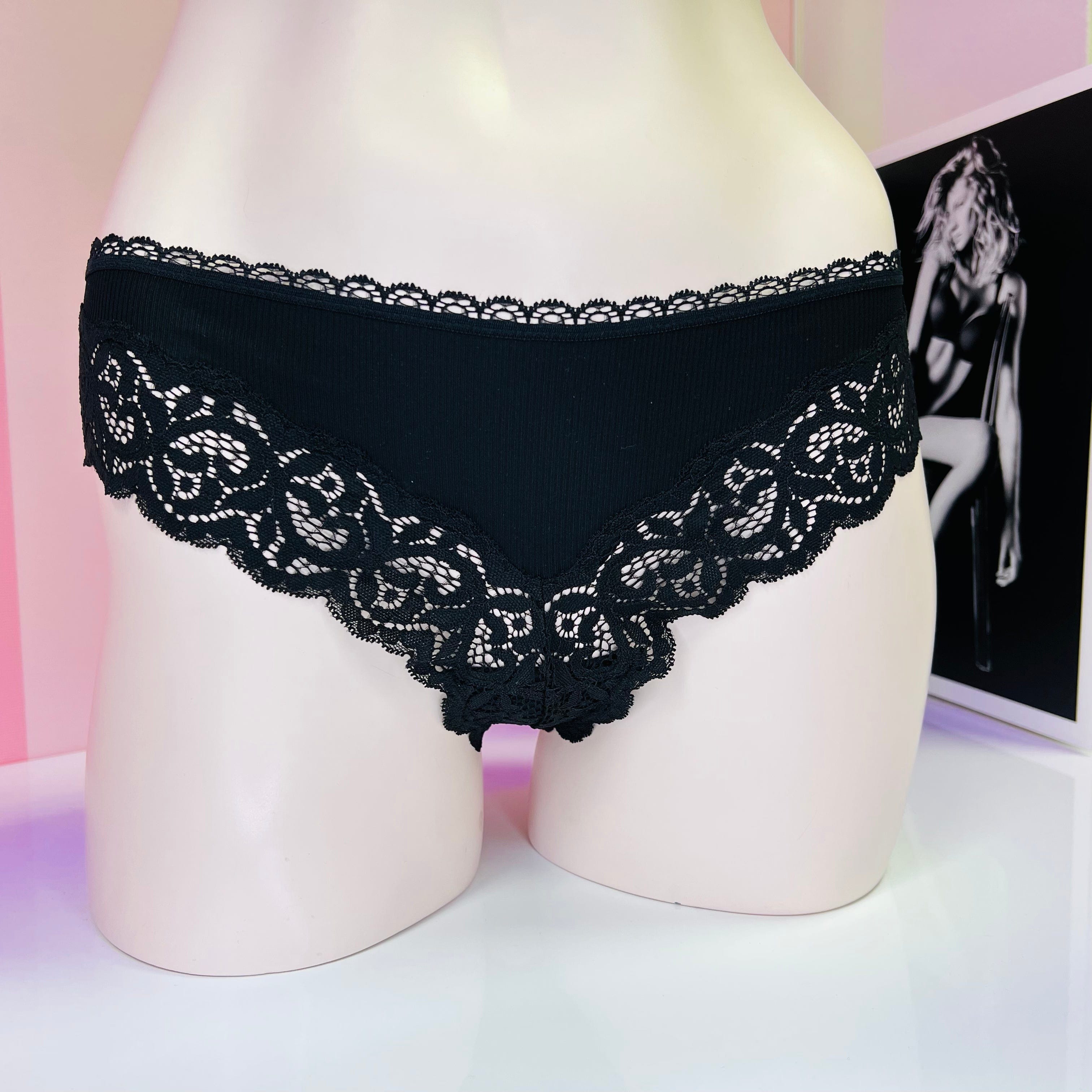 Black tanga s ozdobnou krajkou a krajkovým lemováním, ideální pro apparel & accessories
