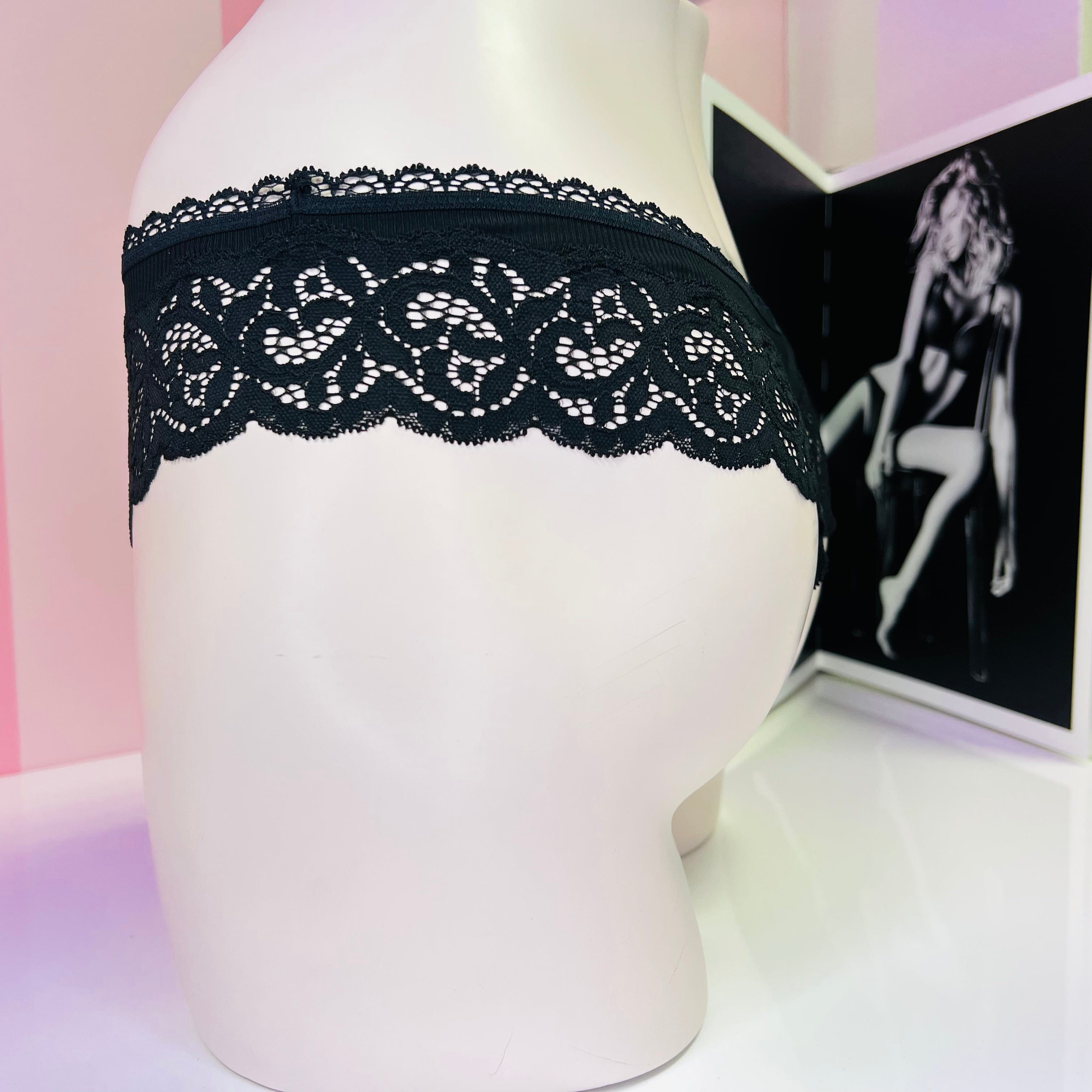 Ozdobnou krajkou a krajkovým lemováním Victoria’s Secret Tanga s květinovým motivem
